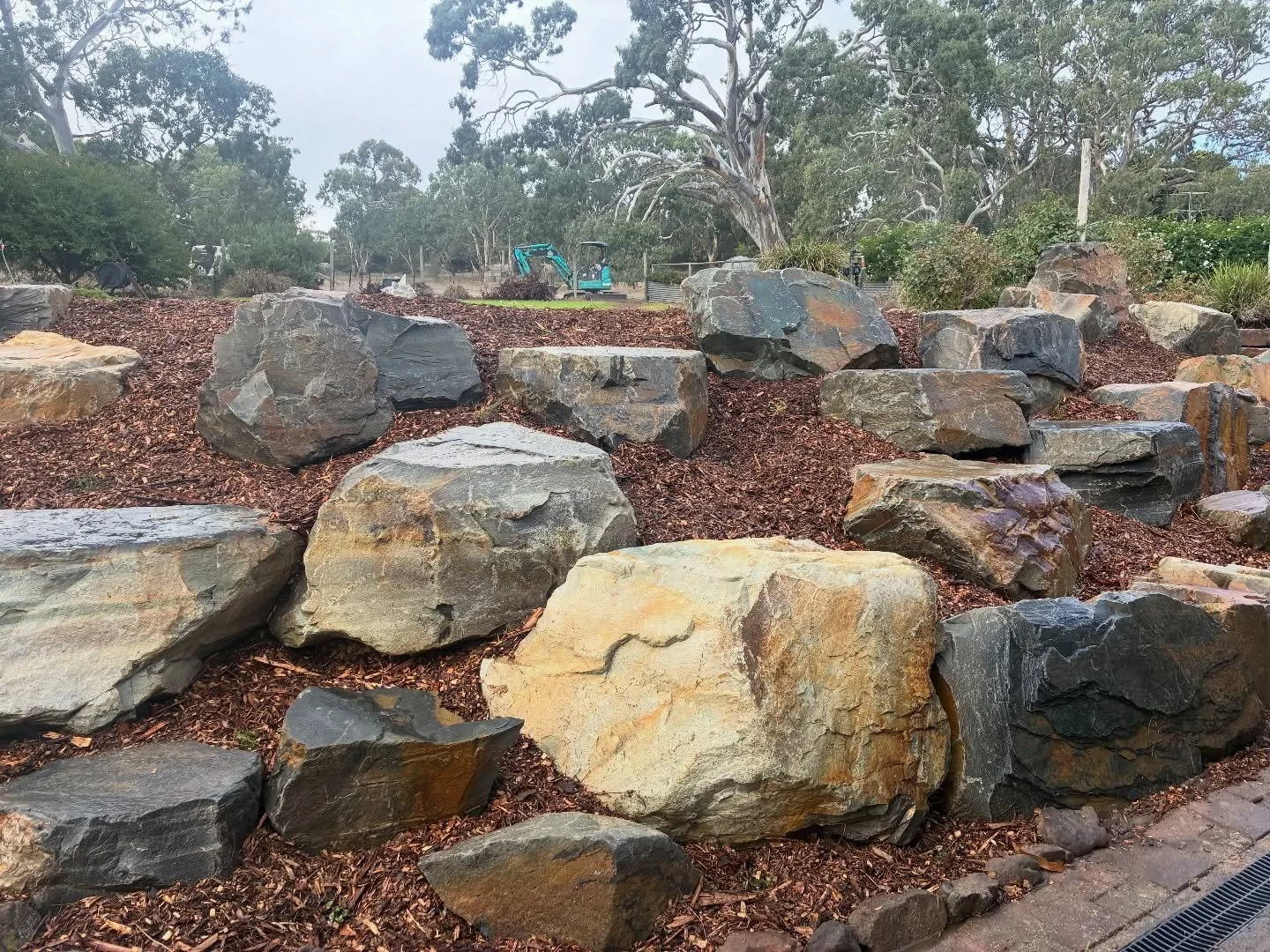 I&rsquo;m amazed that across adelaide we have so many different colours and types of rocks. I&rsquo;m awe-stuck that this quarry has so many interesting colours from the one spot.
#adelaide #natrualstone #adelaidehills