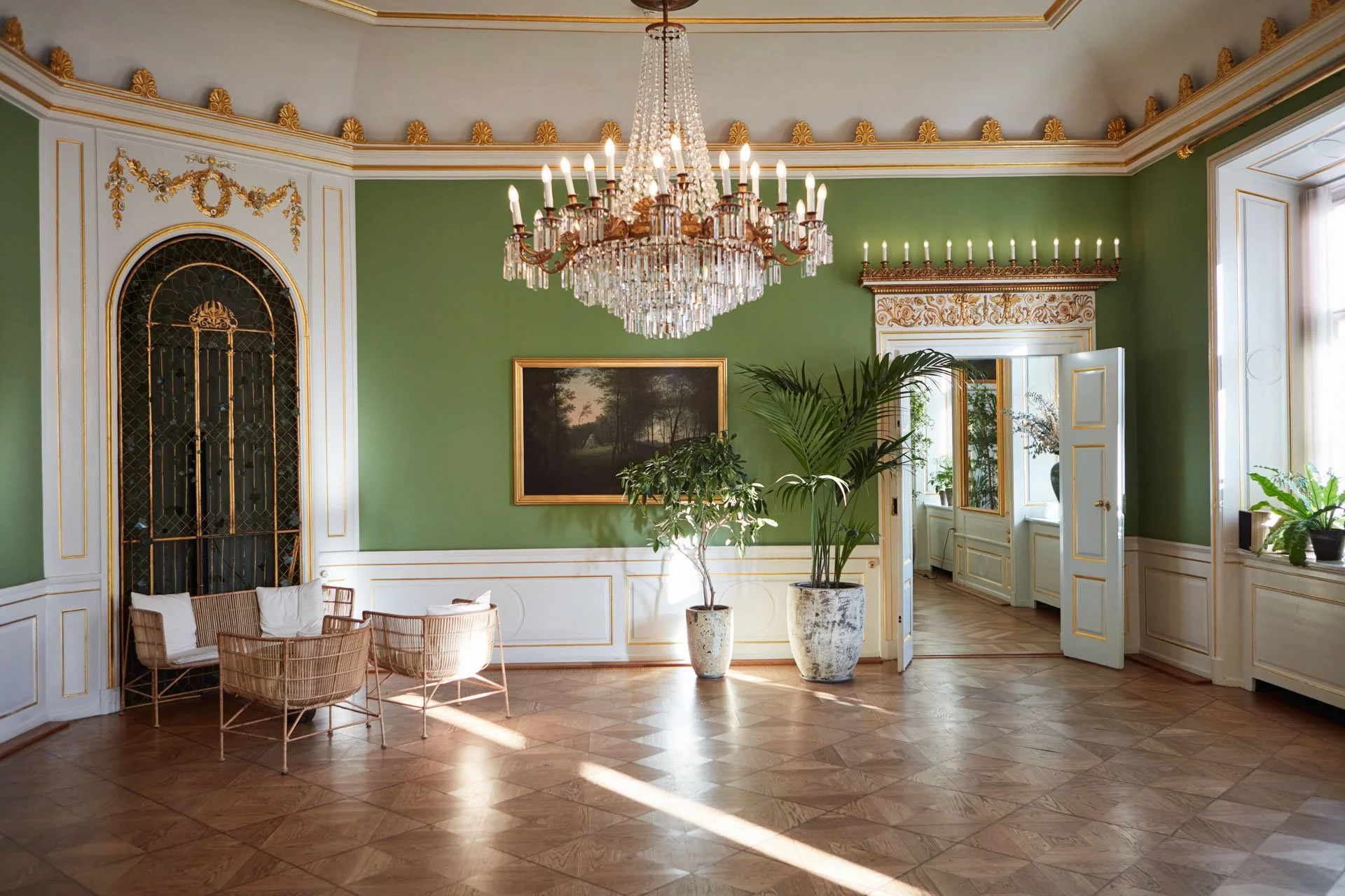 Grønne Salon er indrettet med loungemøbler og grønne planter. Et smukt miks mellem lokalets historiske detaljer og moderne indretning