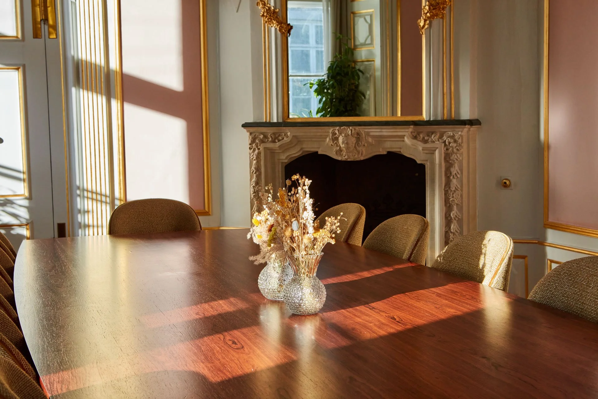I kaminen i Christian X’s Salon finder du dobbeltmonogrammer for Gyldenløve og hans kone grevinde Antoinette Augusta af Aldenburg.