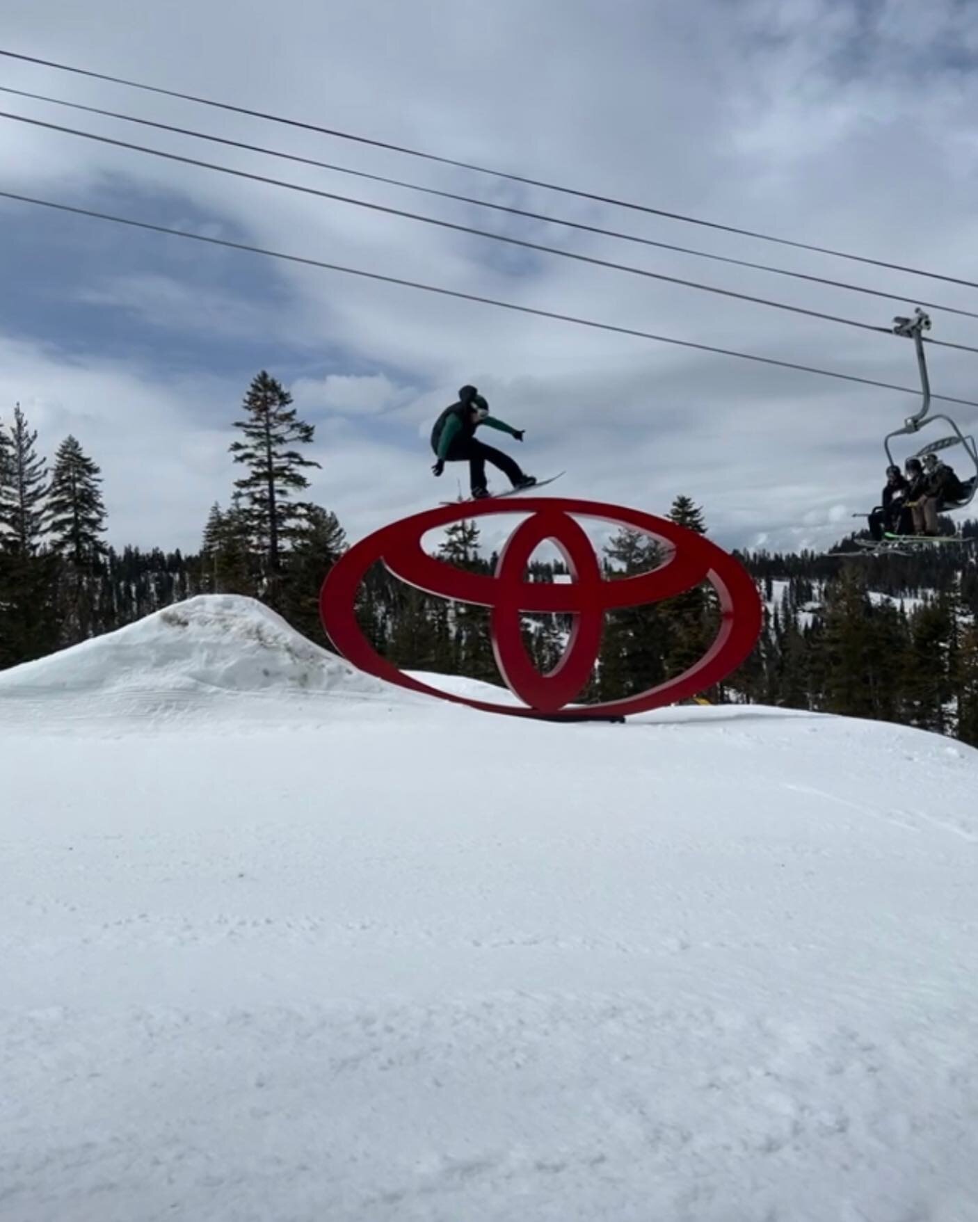 Somewhere over the rainbow 🎶 
.
.
.
#northstar #toyota #rail #spring #time #shred #with #friends
📷 @justinjofish