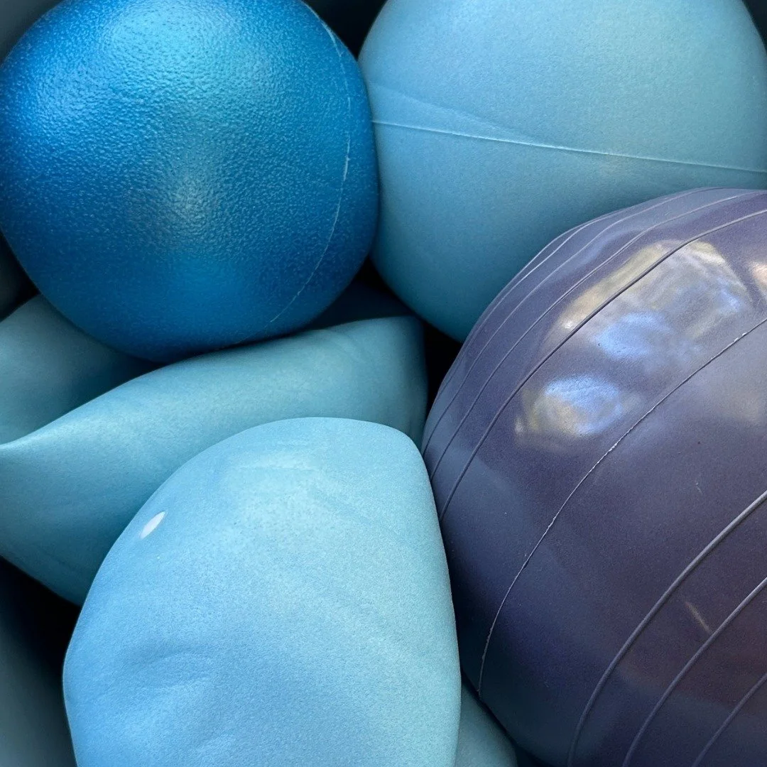 🎉💥 #PilatesPropOfTheMonth: The Overball! 💥🎉
The Overball is a useful little tool. Whether fully inflated or half deflated, it adapts to your needs. 
For some, it makes exercises more comfortable, for others, it ups the challenge. Plus, it's sup