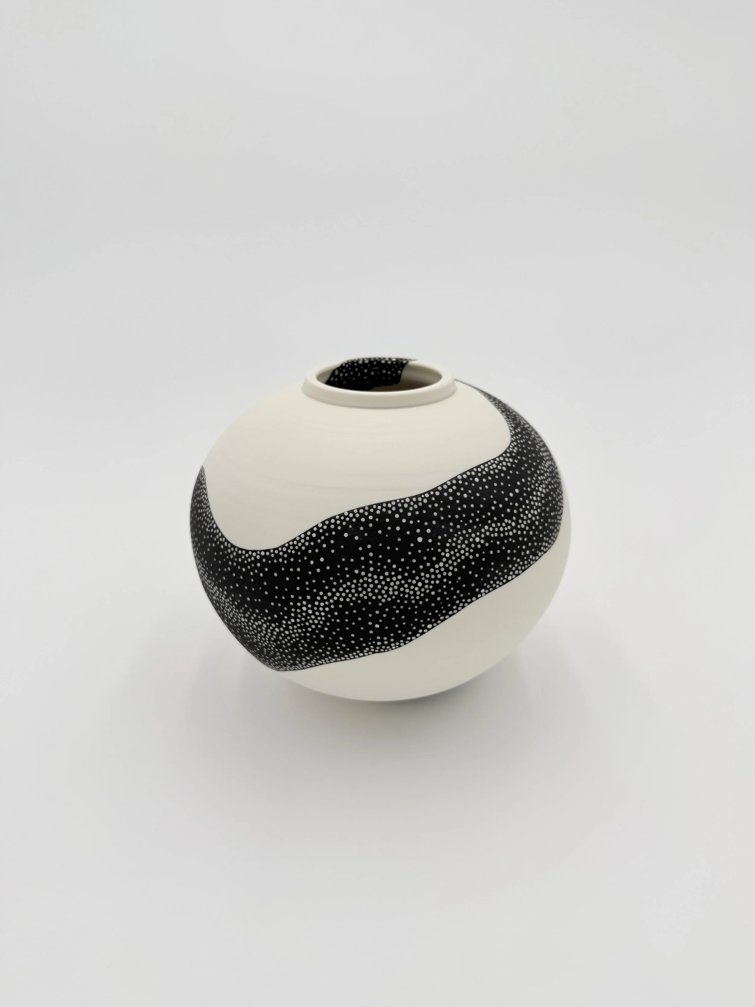 Simon Locke "Stellar Abundance"

Porcelain & Underglaze	

13cm x 15cm $420
