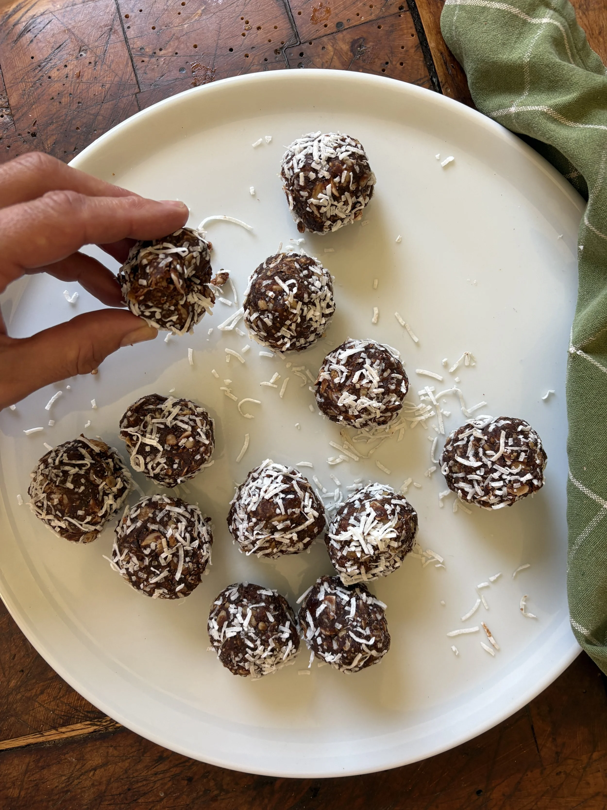 No bake chocolate &amp; coconut energy bliss balls