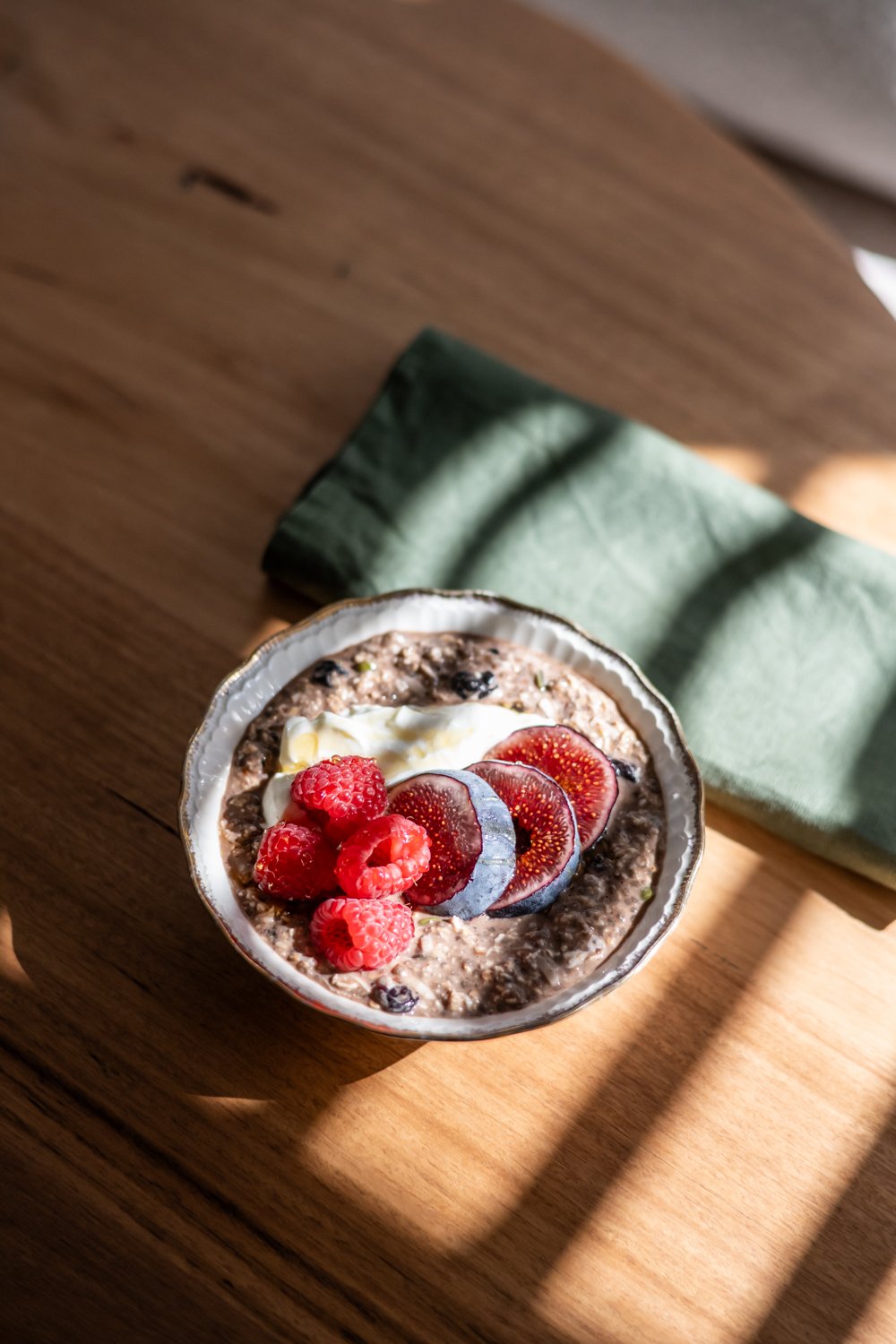 Anti-inflammatory overnight oats with yoghurt &amp; berries