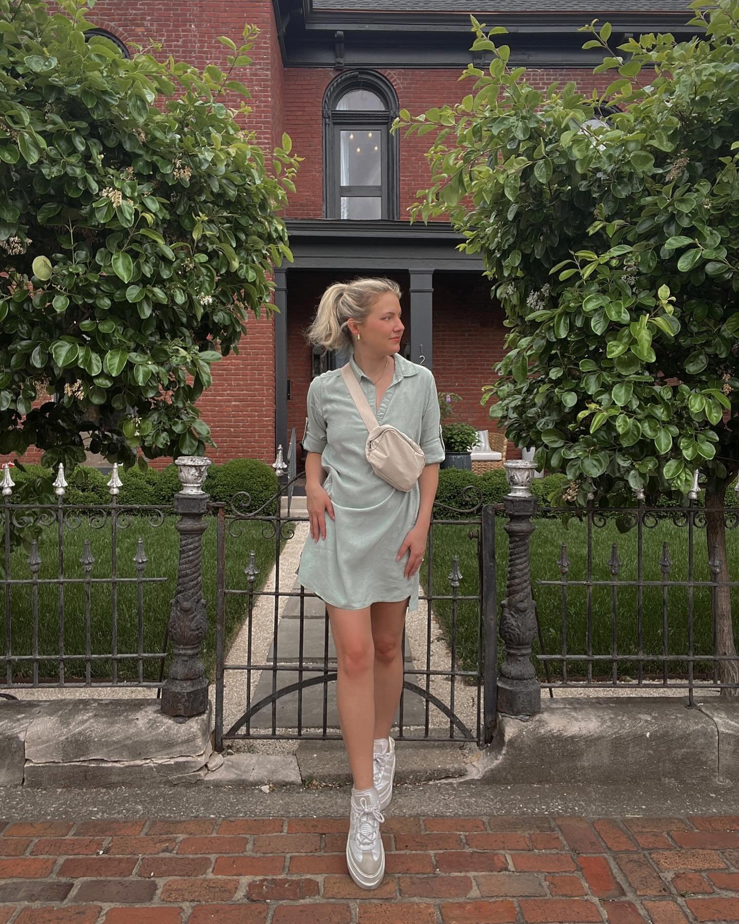 Strolling around town in @belladahl🌿 Bella Dahl has been one of my go-to&rsquo;s for elevated basics for years&mdash;their timeless, super soft styles are ones that I reach for year after year in my closet. Shop this outfit + more of my Bella Dahl f