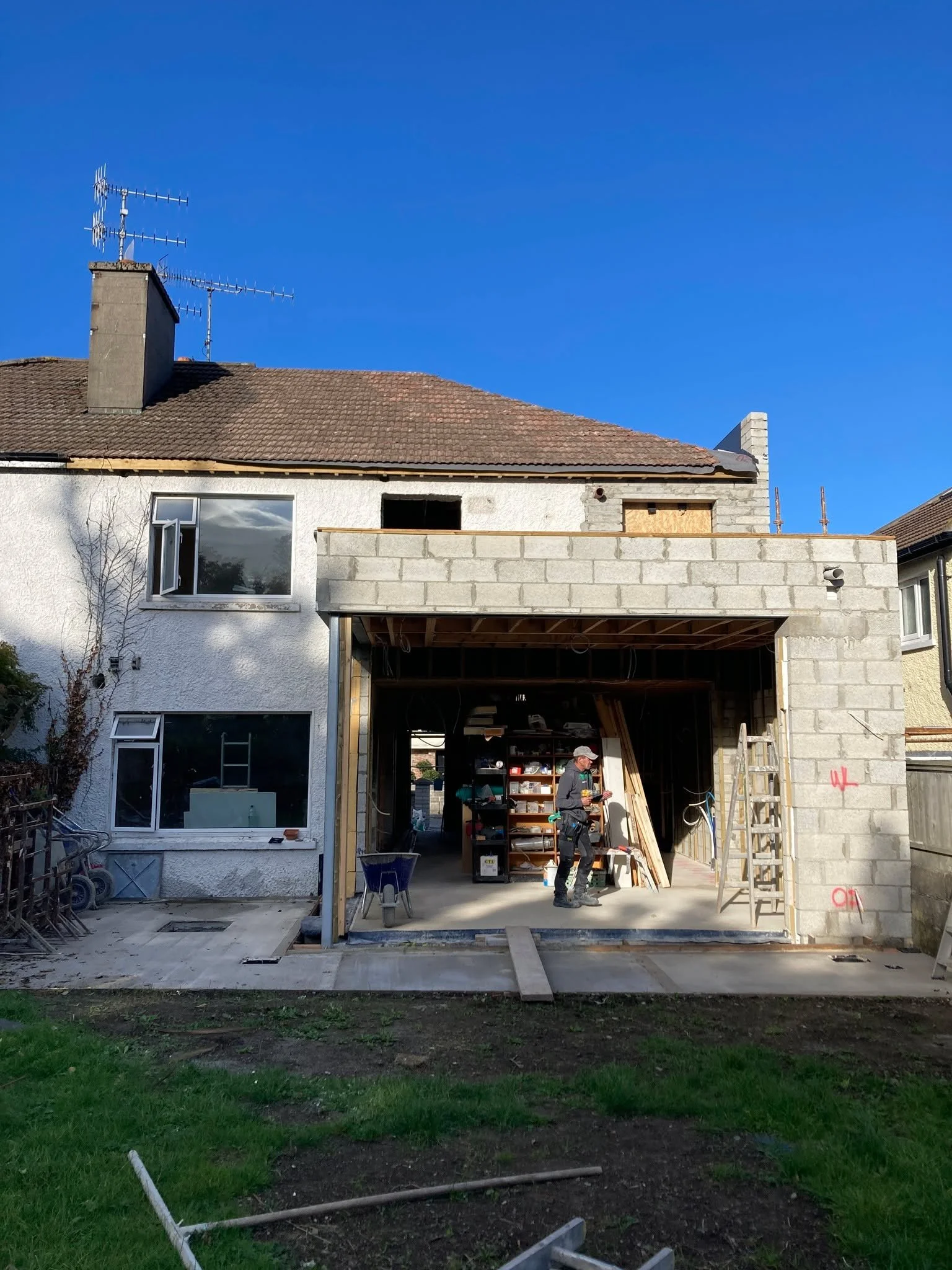 Crisp autumn air and the excitement of progress on site 🍁
There has been steady progress since my last post. The ground floor slab has been poured and the new rooms have taken shape. We have 2 new rooflights formed. The main roof is almost complete 