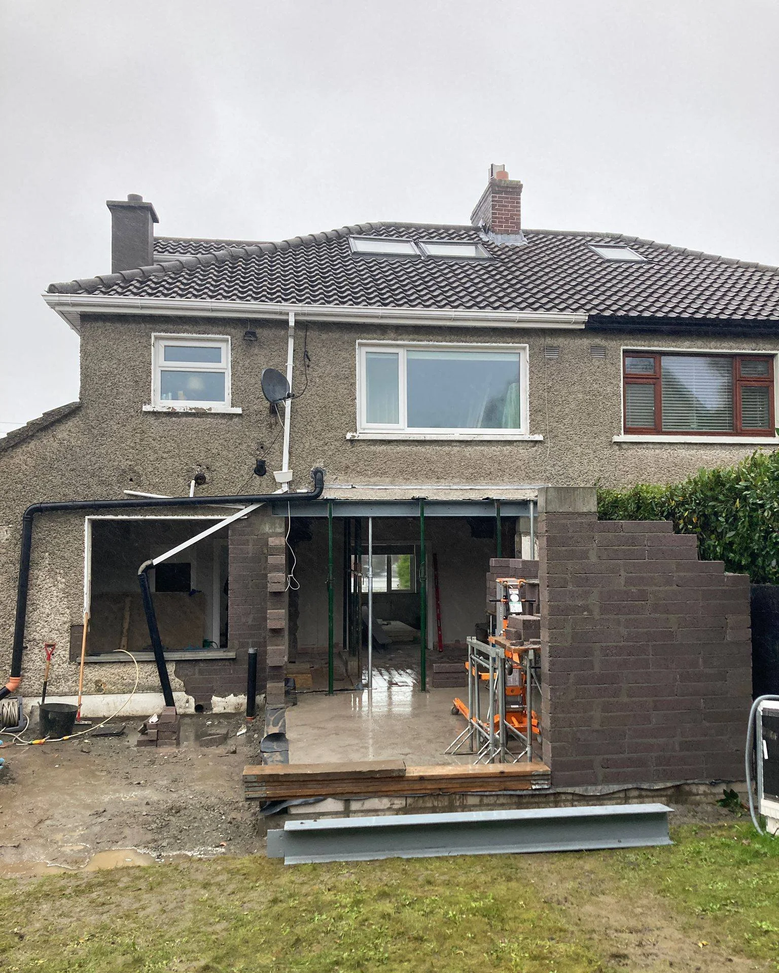 Exciting progress on site in Dalkey! 🏠👷
The walls of the new extension are almost up - can&rsquo;t wait to see the new open-plan kitchen, living, and dining space. The builder has removed the chimney breast (and found the neighbours flue) and the w