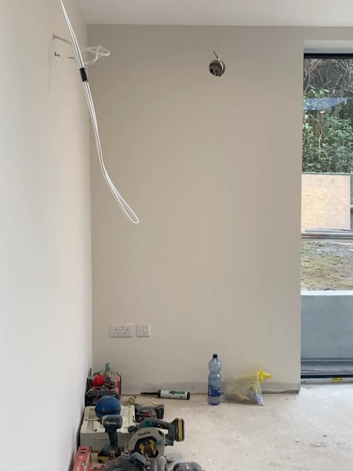It&rsquo;s fantastic to see the finishes coming together on site this week. The windows and rooflight are now installed, the extension and rear wall have been rendered, and there&rsquo;s big excitement for the kitchen installation.

Tiles and feature