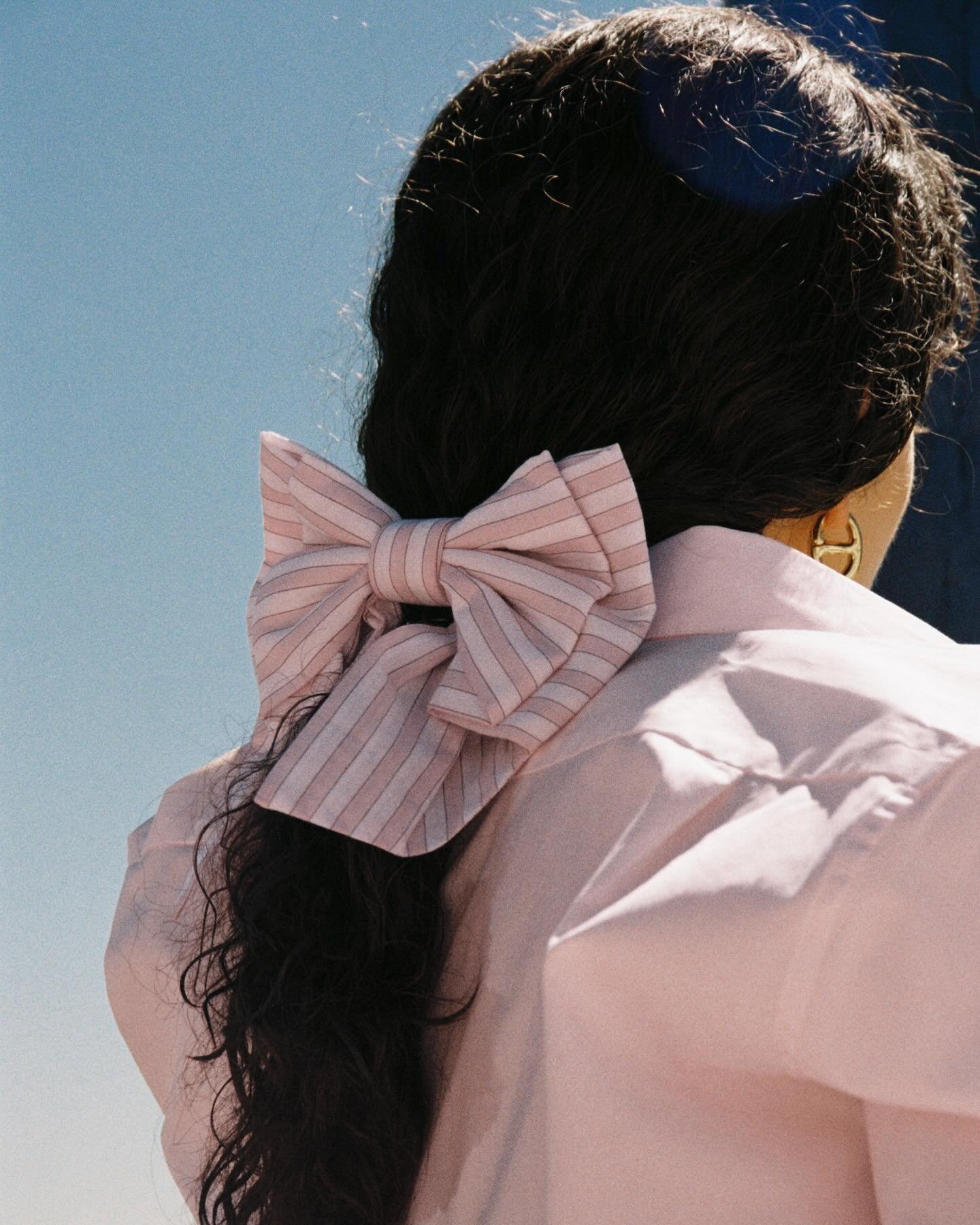 The pareo capsule.
Le petit noeud rayure in pink is available now with a matching par&eacute;o. 
A summer essential masterpiece that you can find on maisonola.com