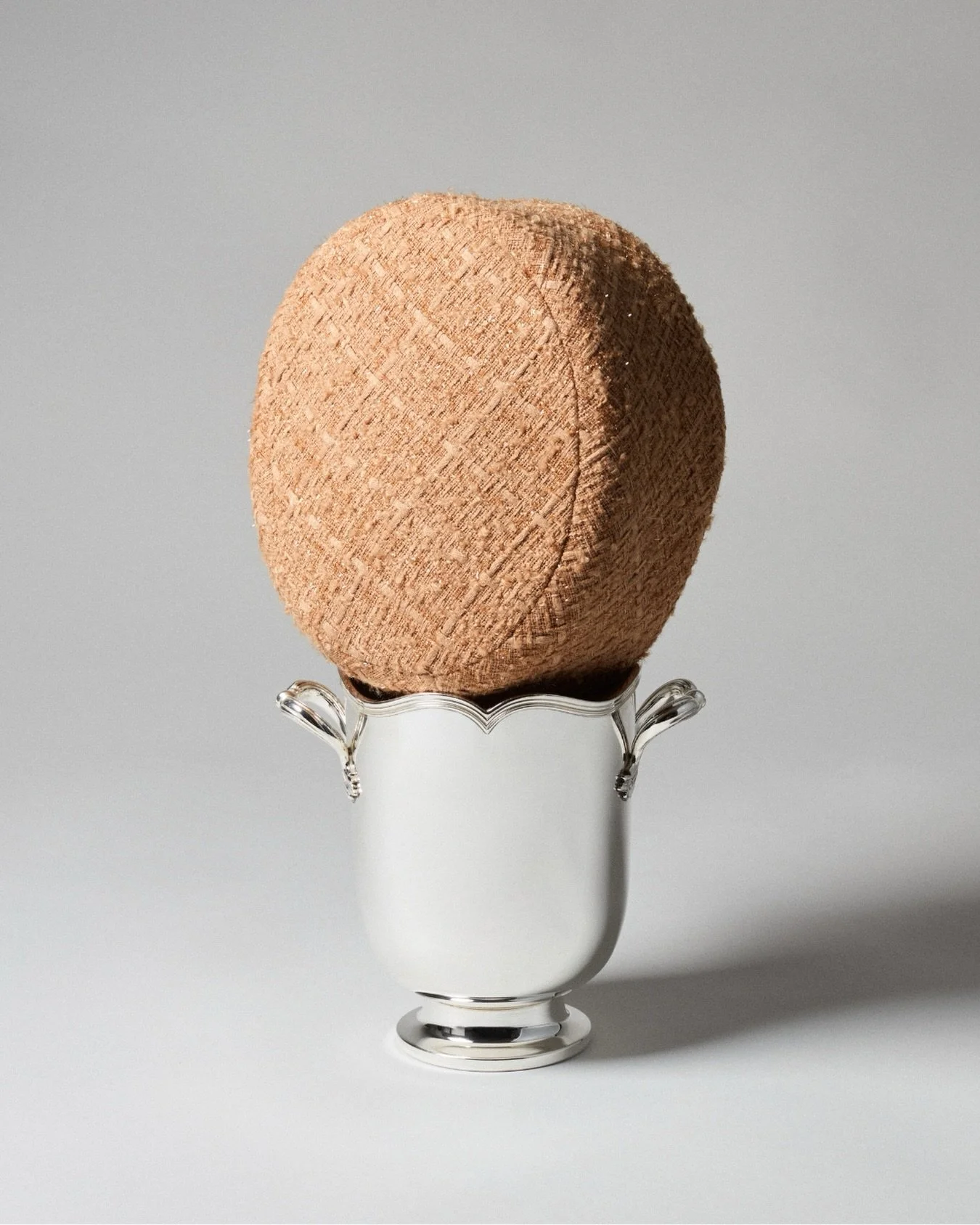 Le Pillbox - Tweed

Photos: @nathanrobin_
Art direction: @gregorymizele
With the participation of: @lamaisondubacparis