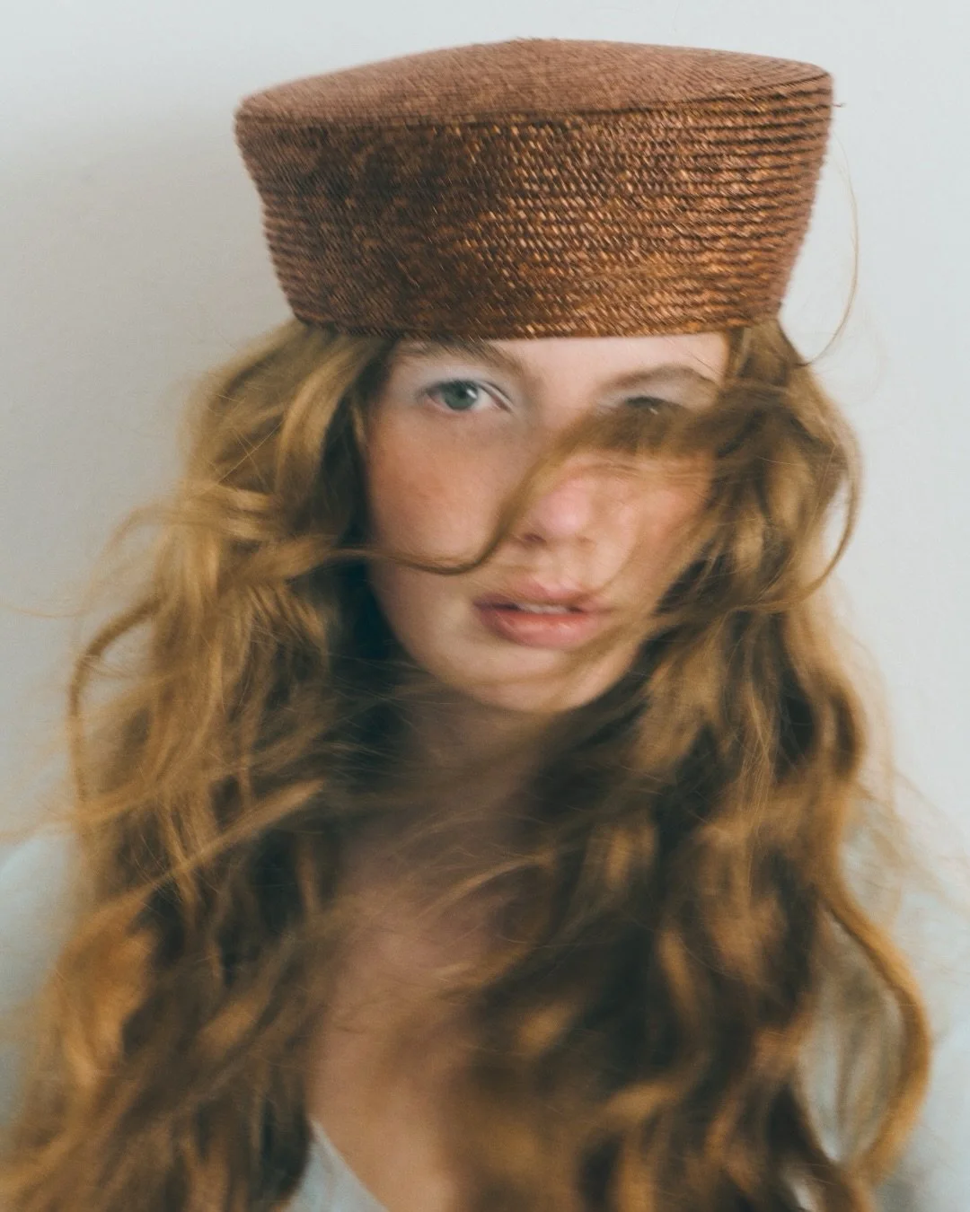 Le Jeanne - Brown
Made in France in natural raffia 

New SS26 collection