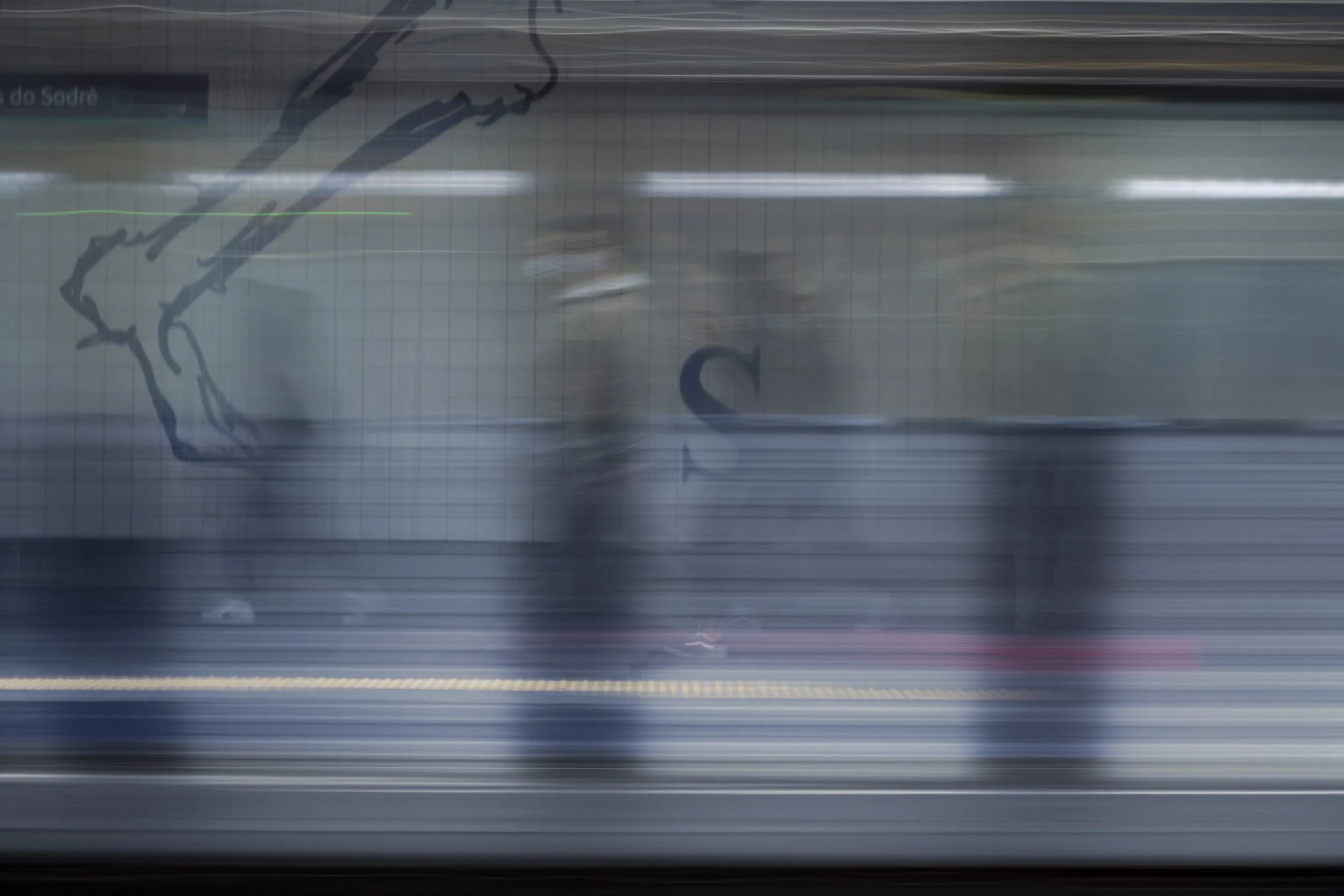 Imagem com movimento rápido, com linhas e formas desfocadas. Há uma indicação do mapa do Estado de São Paulo e do rio São Francisco.