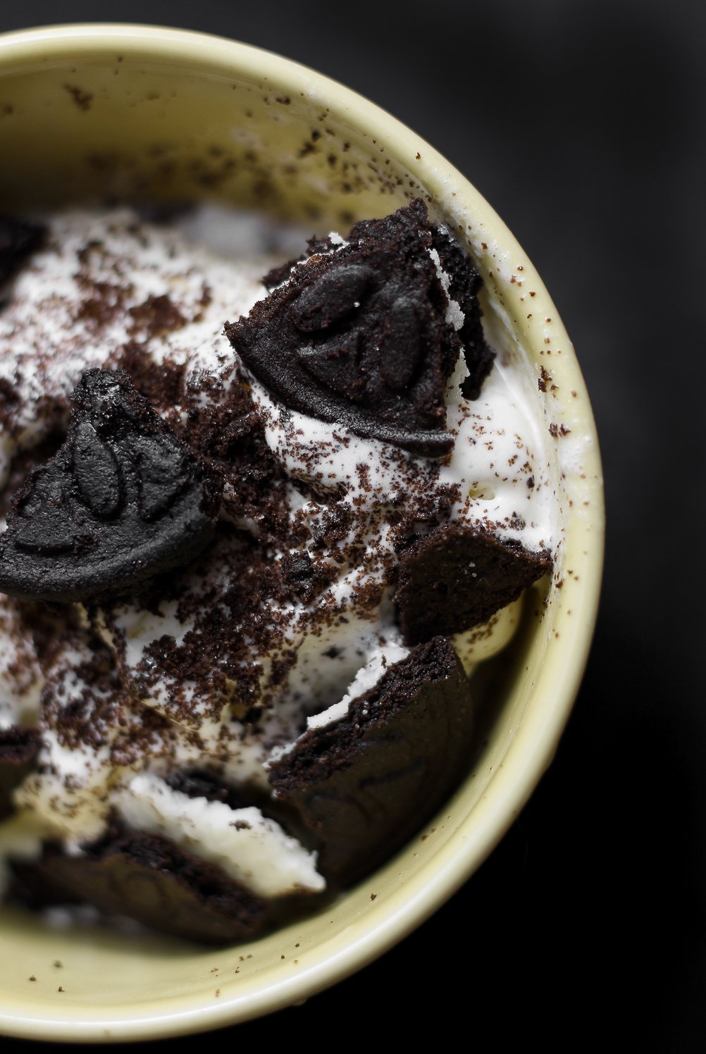 Sorvete de sorvete de baunilha coberto com pedaços de biscoito de chocolate e cacau em pó