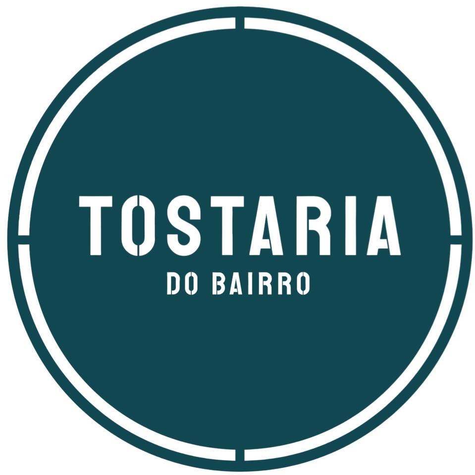 Logotipo de uma loja de culinária chamada 'Tostaria do Bairro', com fundo circular azul escuro e letras brancas.