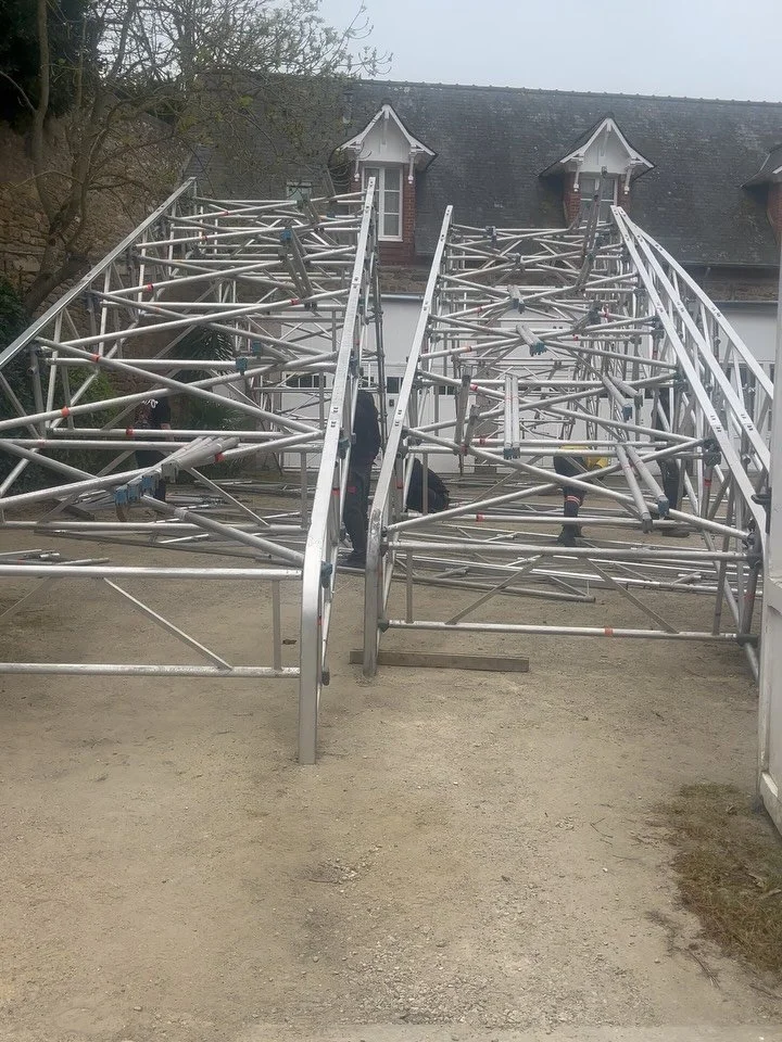 Witnessing a mighty scaffold project next to chezvous-cheznous in Dinard