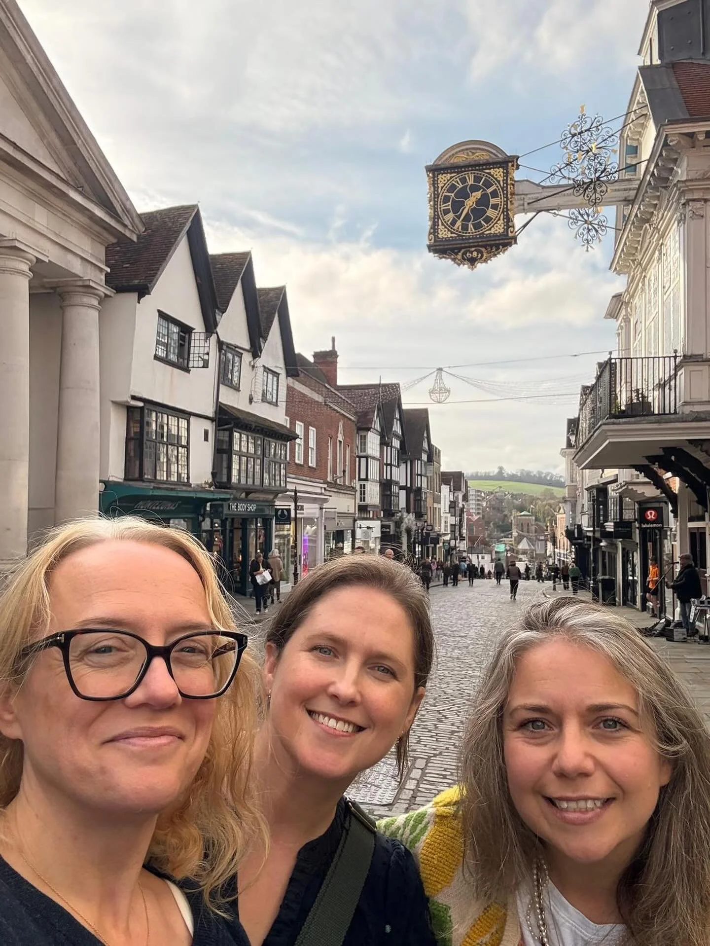 Loved lunch with these two beautiful people today. The start of my journey to Gatwick - more on that soon&hellip;!
#authorlife #writinglife #writingcommunity
