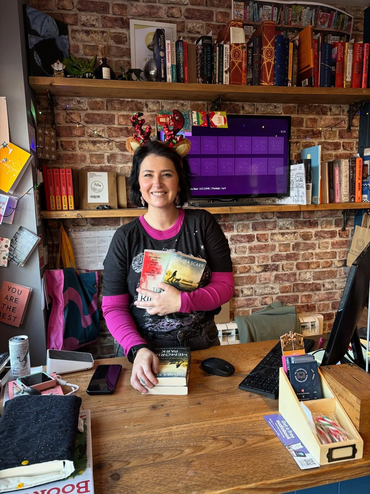 Popped into a very Christmassy @imaginarium.books to meet Amy and Hugo and sign a few books!