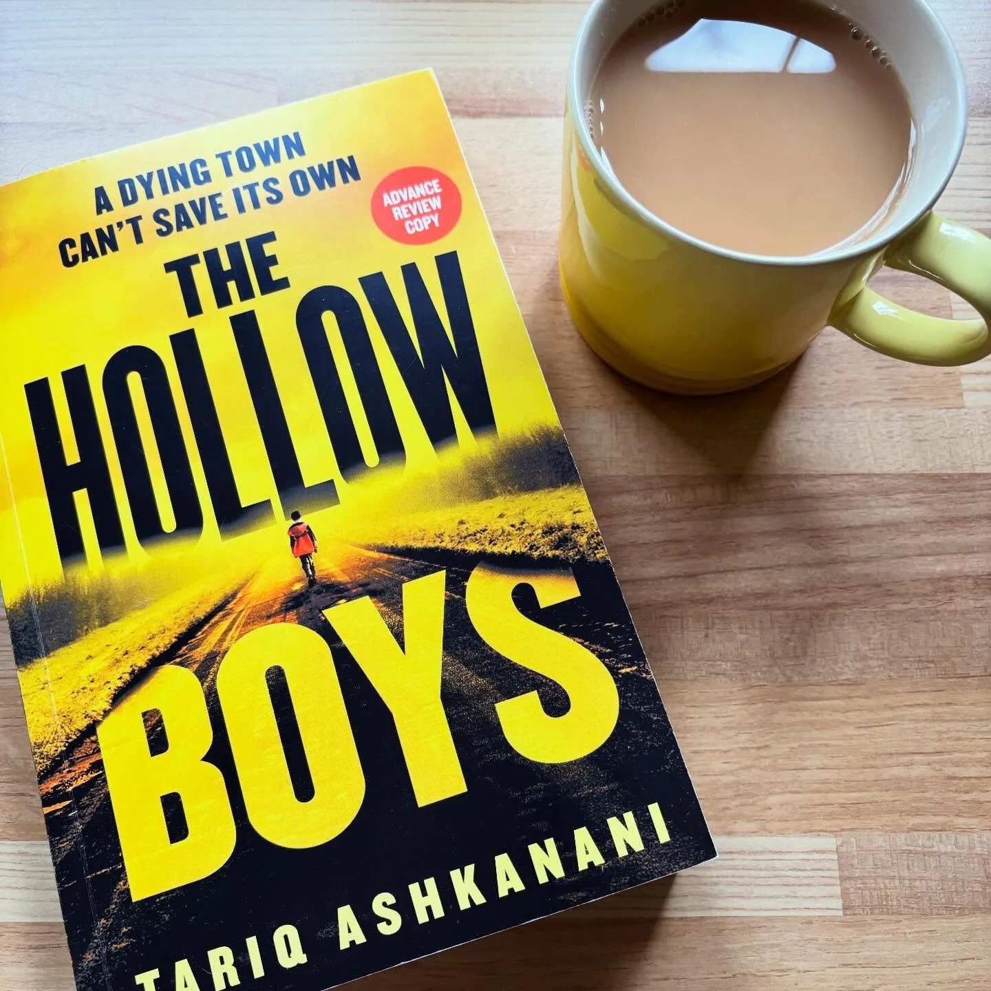 Finishing off this book from the weekend! And what a book!
The Hollow Boys by @tariqashkanani is a chilling, razor-sharp novel that creeps under your skin and refuses to let go. A carefully crafted portrait of small-town America, thick with dread and