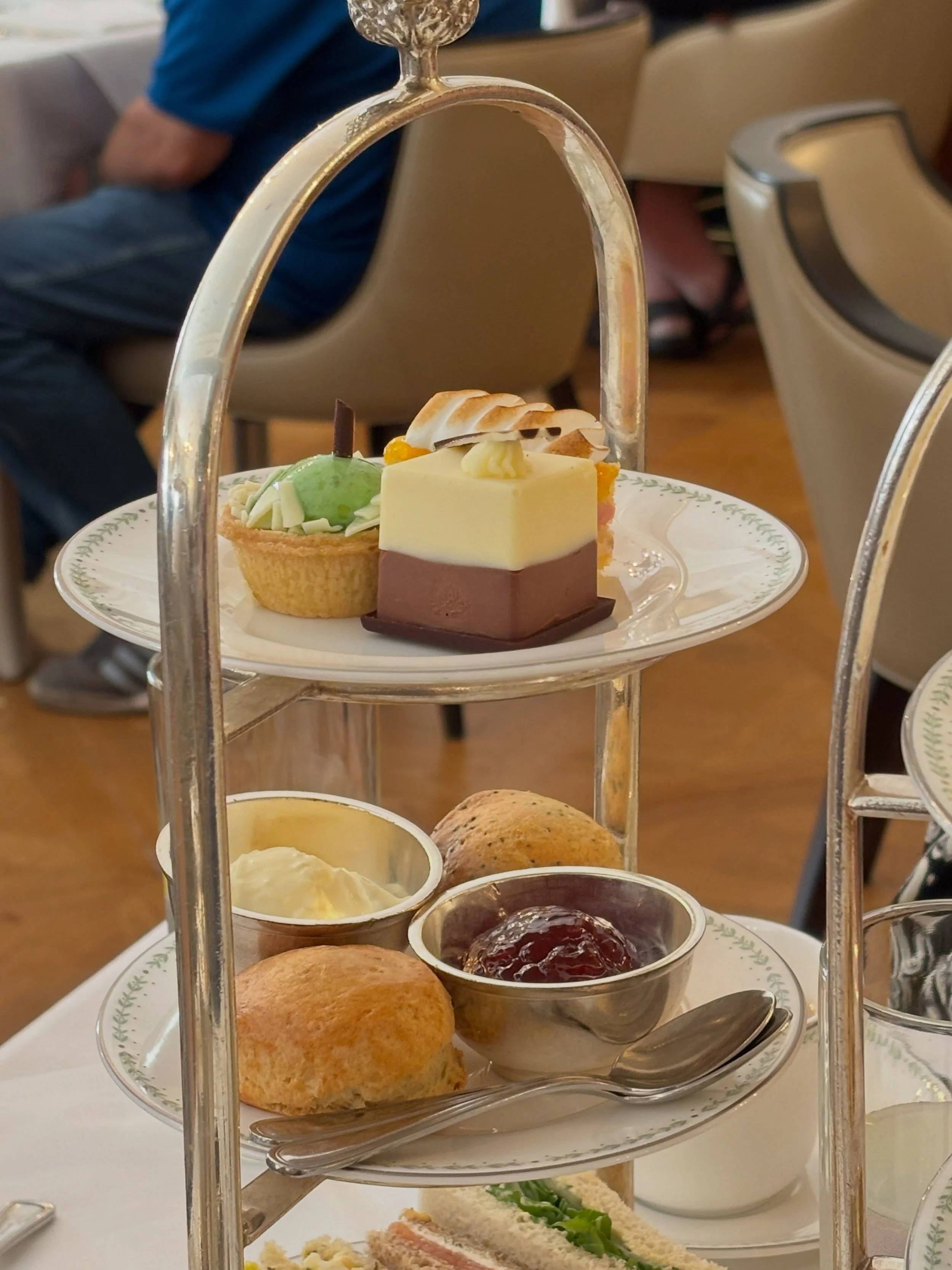 Friday at Harrogate was cake at Betty&rsquo;s, a launch for CD Major&rsquo;s brilliant new book, a trip to a Harrogate wines with our books in the window, and dinner with the fantastic team at HarperCollins. Plus Disher!
Anyone who&rsquo;s followed m