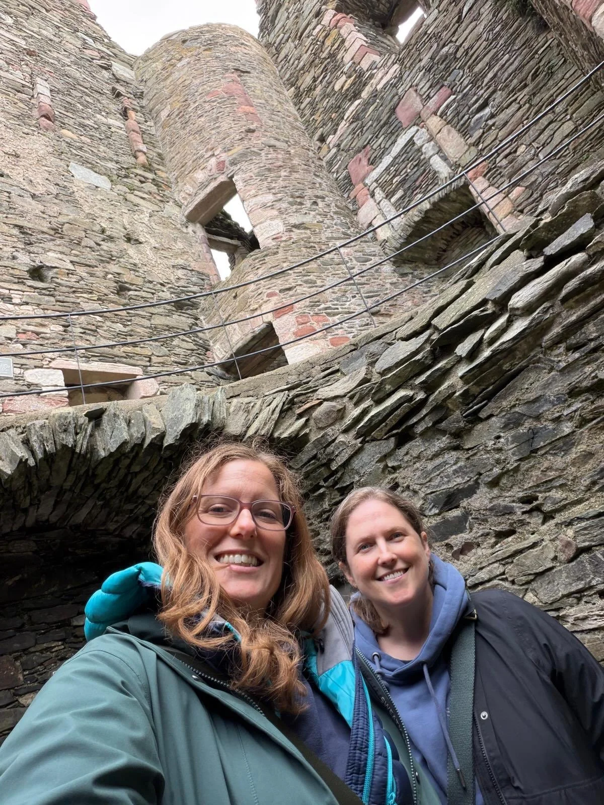 Last day on the island (assuming the weather lets the ferry run tomorrow 😬) - in the morning I finally made it to King&rsquo;s caves and in the afternoon we went to the north of Arran and Lochranza castle.
Right now the wind is blowing the rain at t