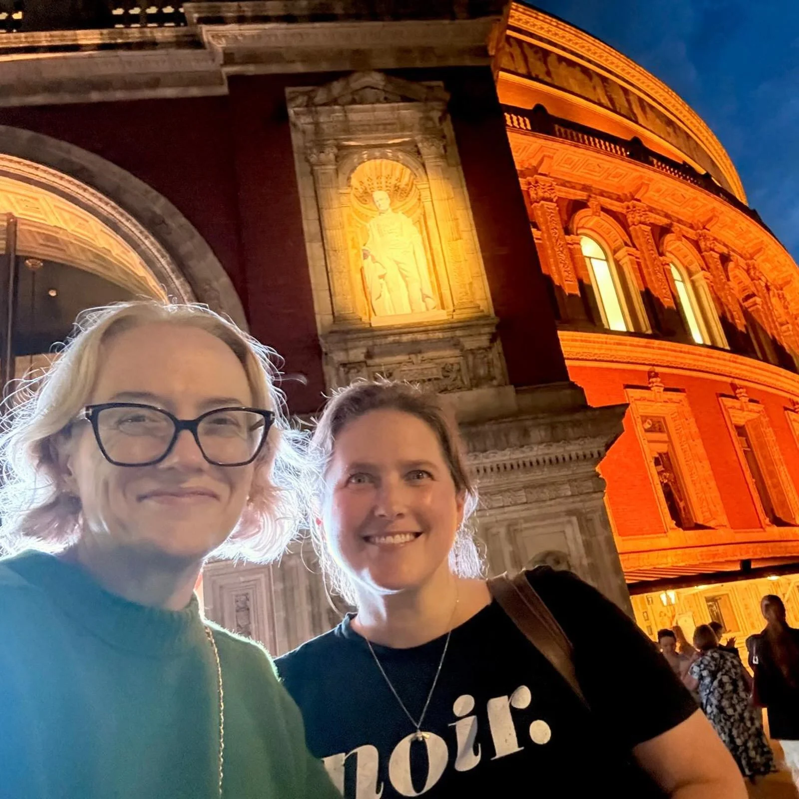 I&rsquo;m in London for a few days! First stop, posh night out to @royalalberthall with @rachelwolfauthor to watch @aarontveit and what a brilliant night. What a voice!
Now it&rsquo;s back to my hotel to sleep before day two tomorrow&hellip;