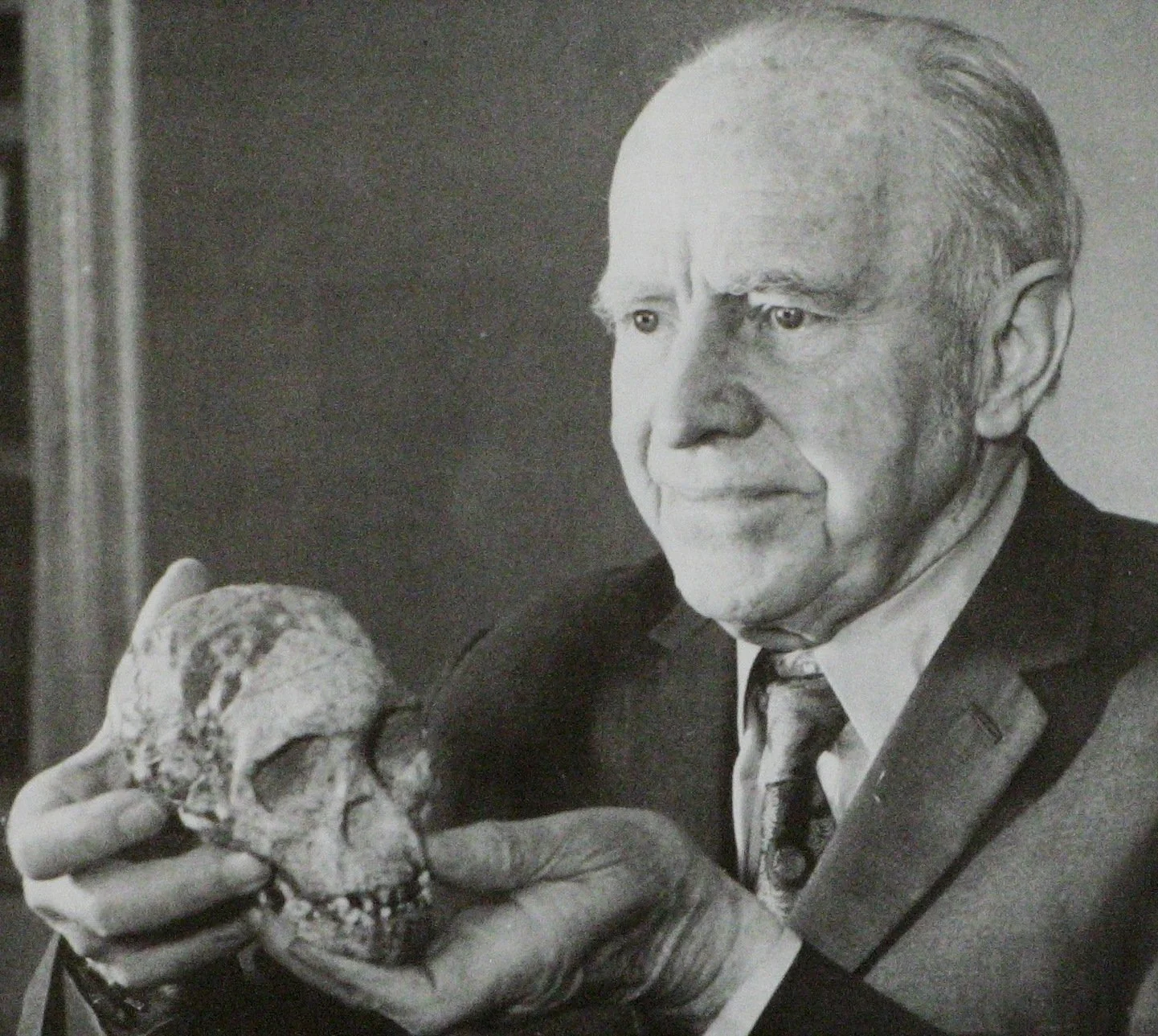 photo of Dart with Taung skull.jpg