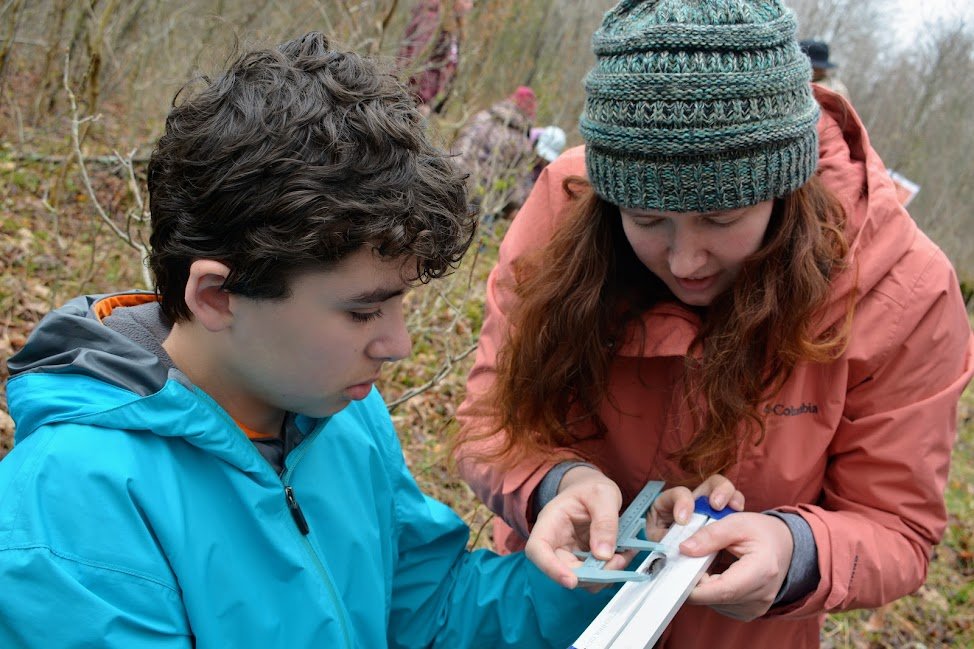  Lucas Behring (l) and Kasey Behring measure a salamander. 