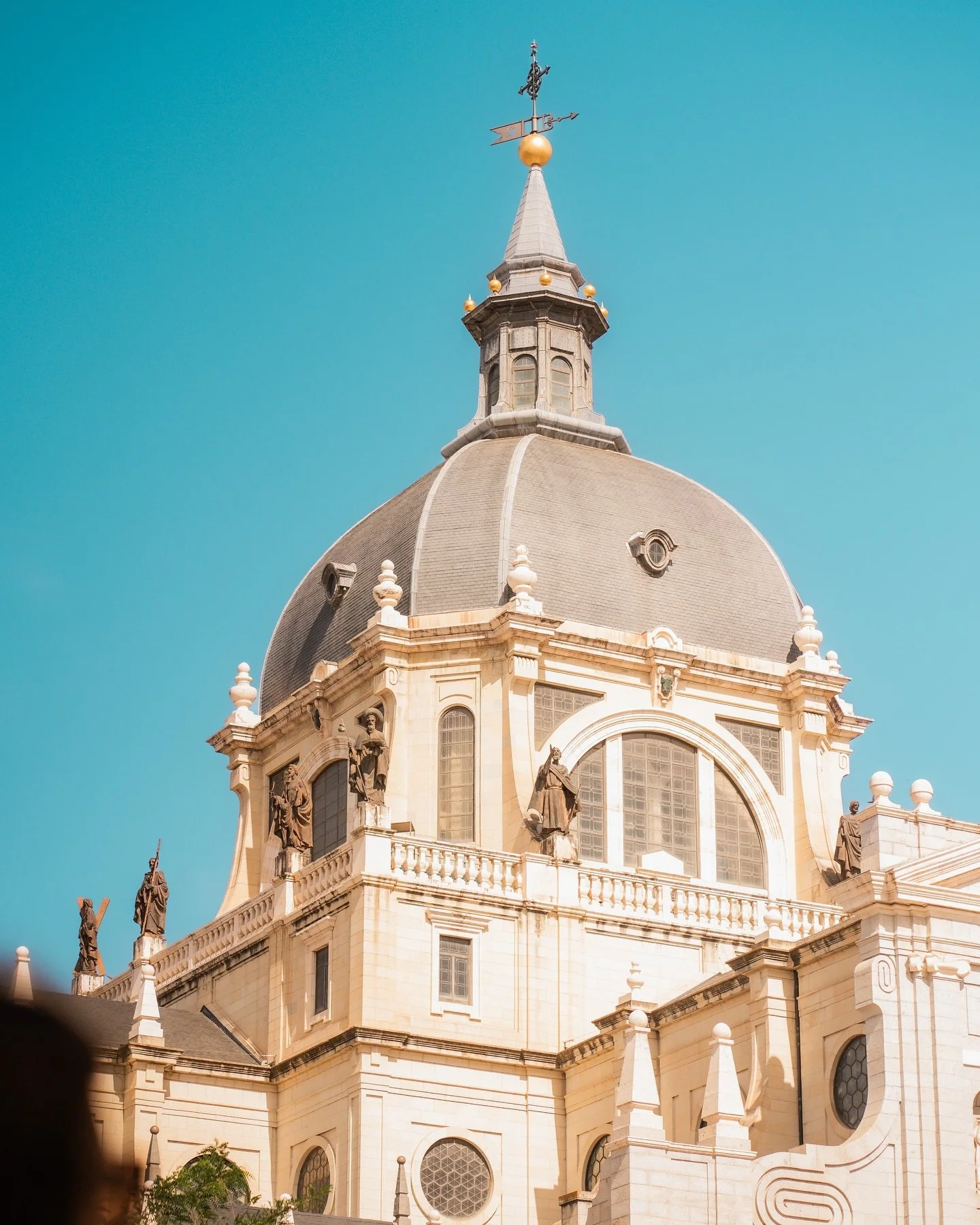 Taking a break from my usual posts to soak in the spring sunshine in Madrid 🙌🏼 Golden light, beautiful streets, and a city full of character 🇪🇸
&bull;
&bull;
&bull;
#MadridThroughMyLens #SpringInMadrid #CityscapePhotography #madrid #streetphotogr