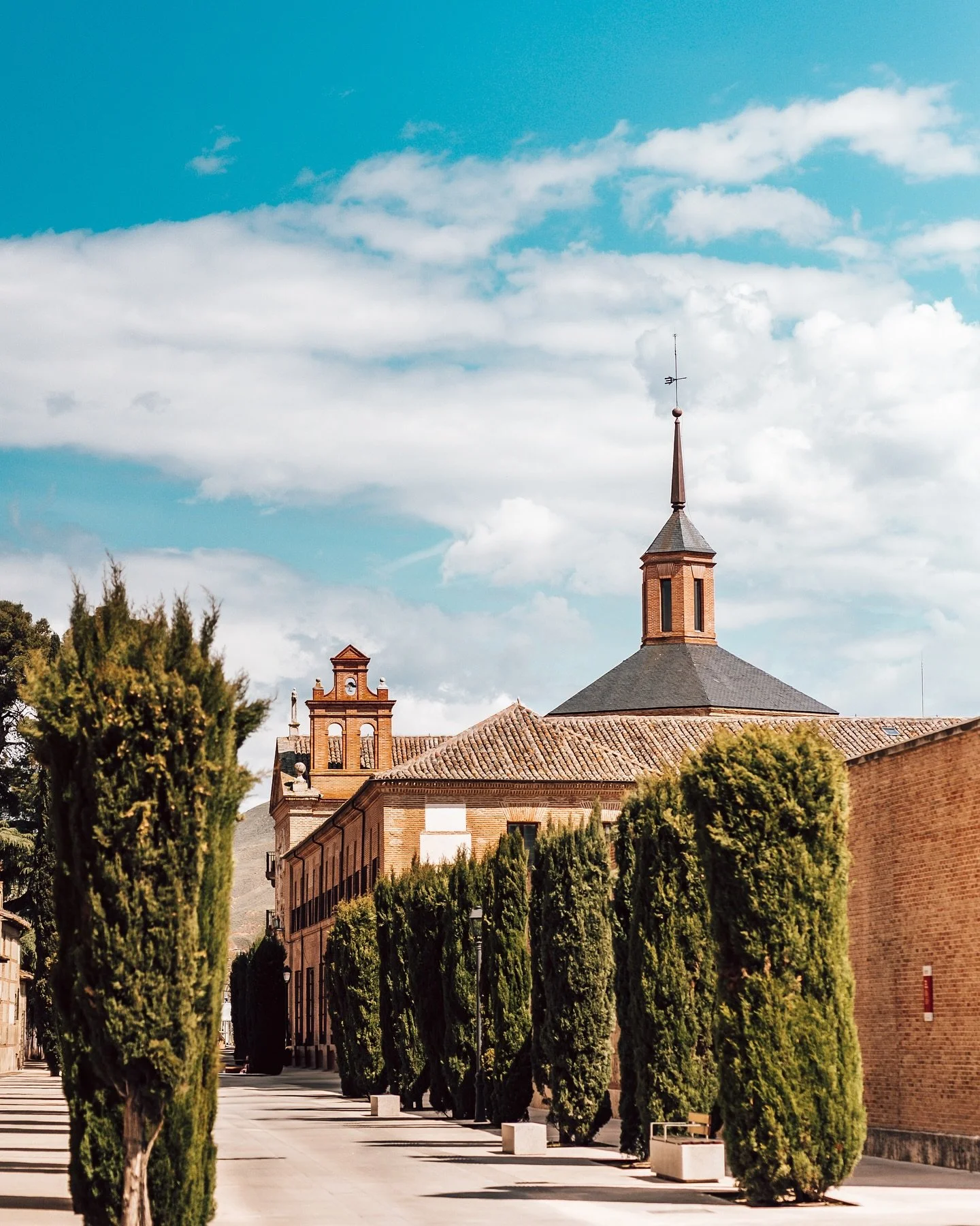 Last day in Alcal&aacute; de Henares ✨ What an amazing place, only 30 minutes from Madrid!
it&rsquo;s been a pleasure 🌞

Until next time 🙌🏼
&bull;
&bull;
&bull;
#videographer #sonya7siii #finalcutpro #davinciresolve #madrid🇪🇸 #spain🇪🇸 #cocktai