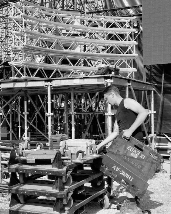 Pose de moquette par trois roads lors d'un événement.