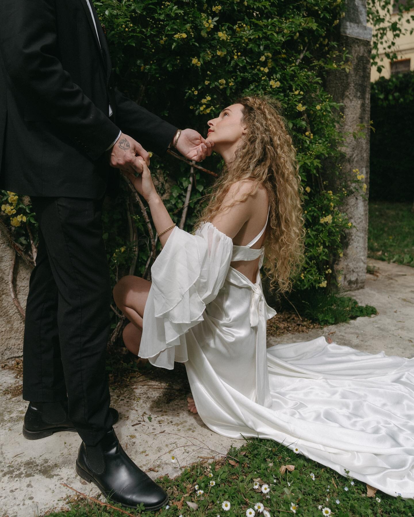 Just got married at a villa in Italy, hbu???

So much fun content coming to the feed within the next few weeks + busy season coming up and I am SOOO excited to create with so many amazing humans this year!!!

Dress &amp; veil: @lvgowns 
Style: @bayre