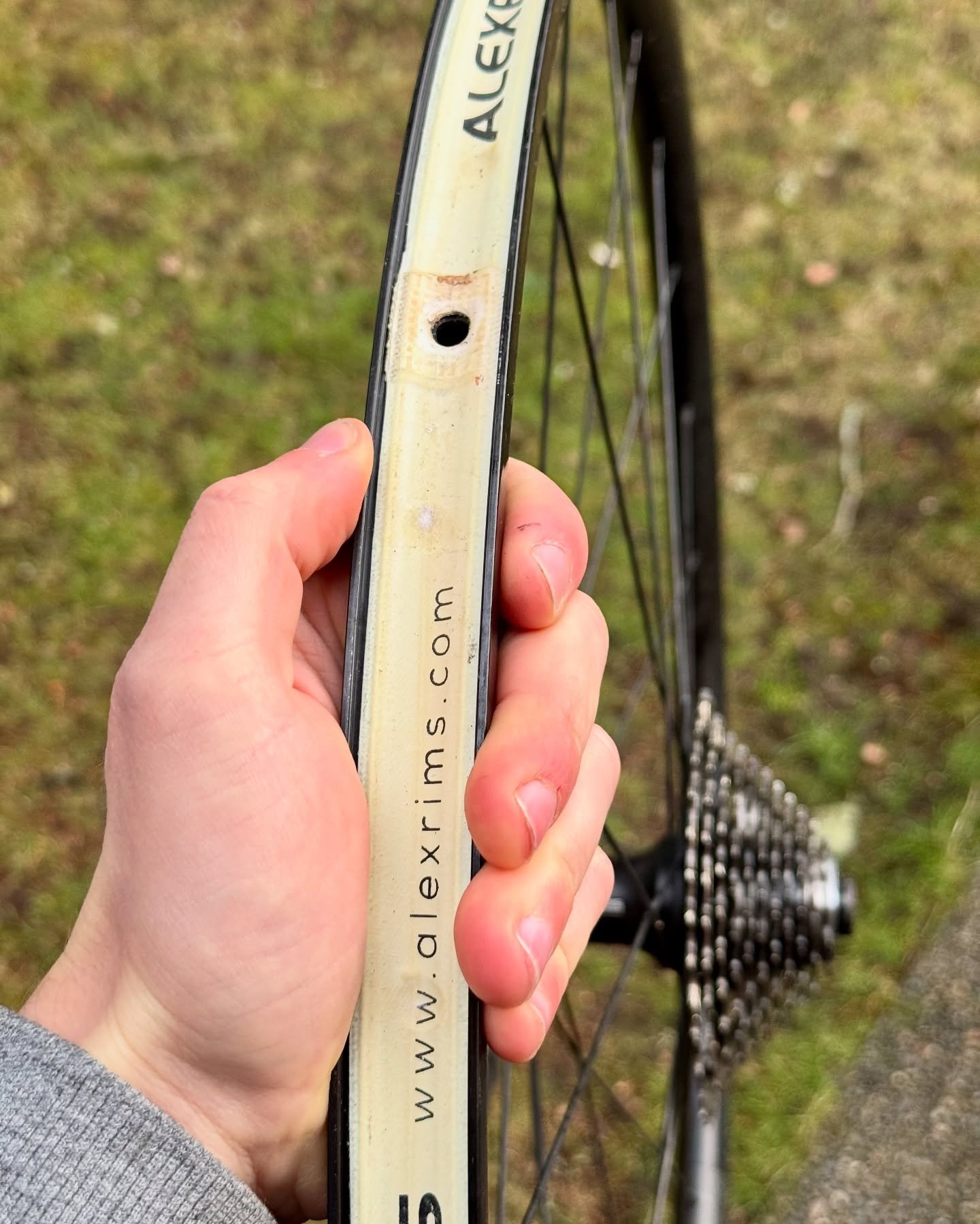 WARNING! ‼️🚨 Even in 2024/2025, your wheels [probably] don&rsquo;t come setup tubeless from the factory! If you bike comes with &ldquo;tubeless compatible&rdquo; wheels, and EVEN IF your bike comes with tubeless tires, you still might only have tube