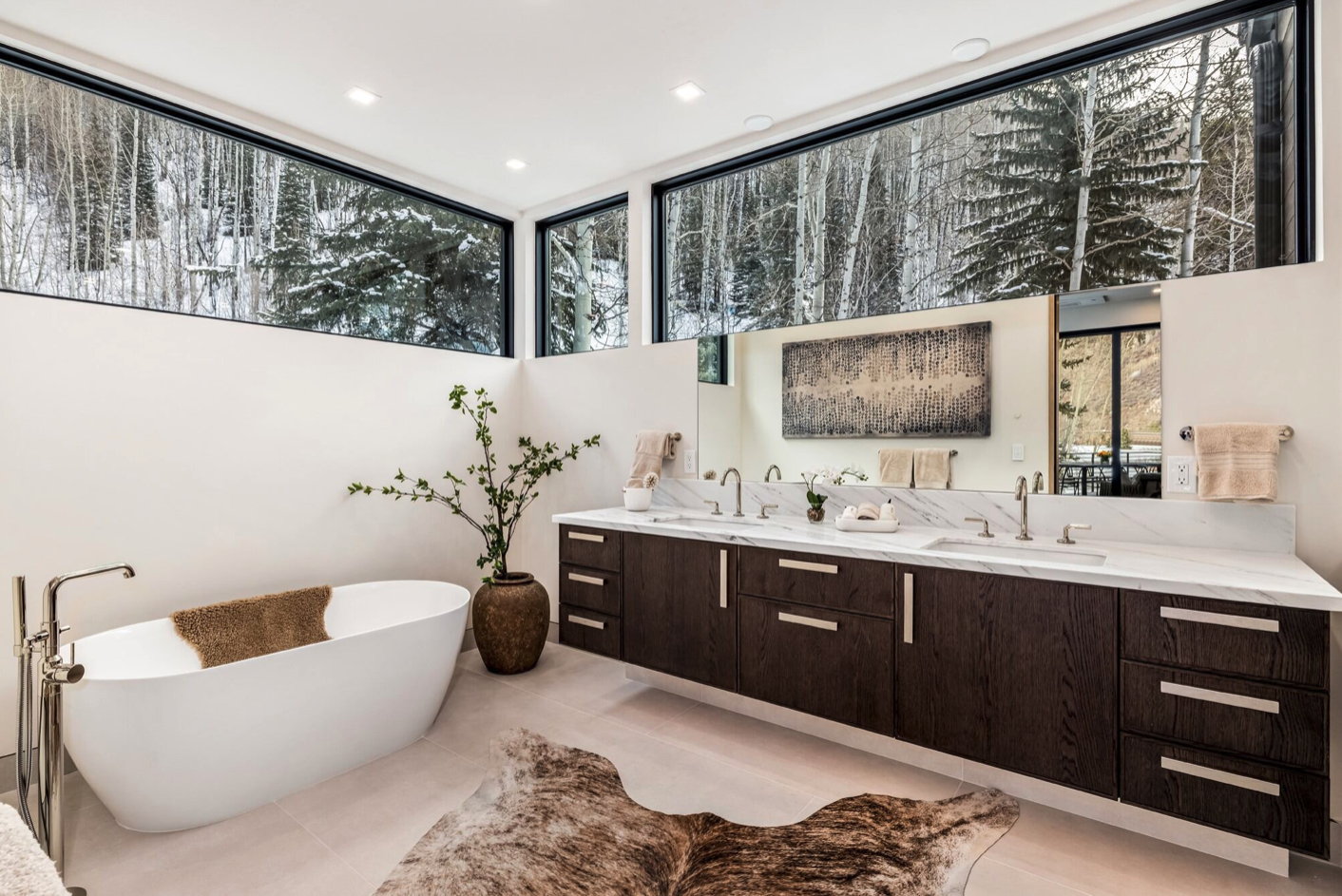 Sunburst Fairway Residence Bath Vanity and Tub