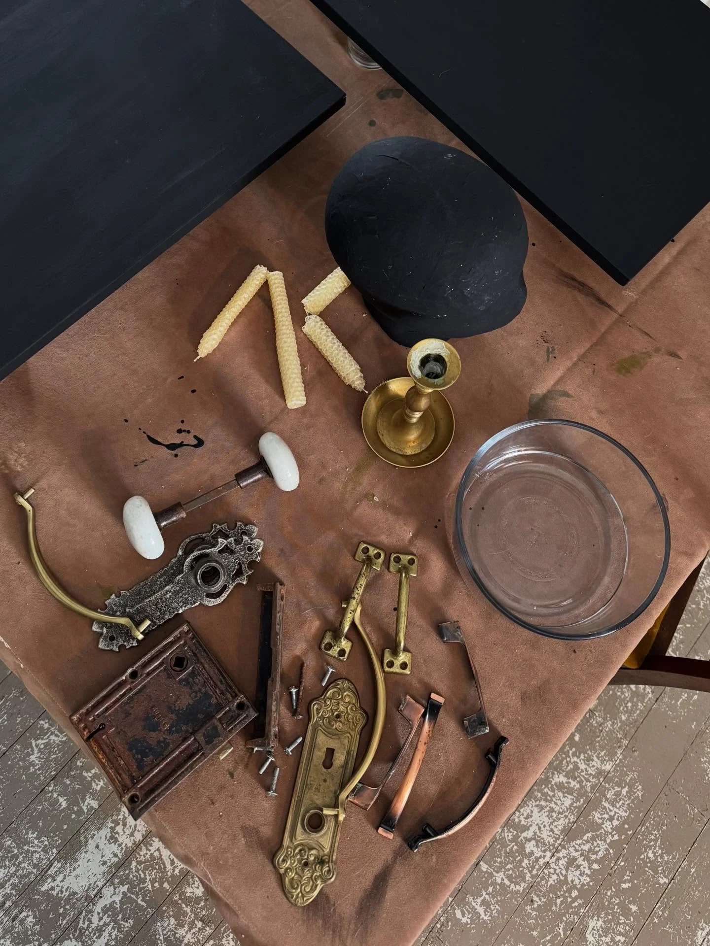 Weekend musings: a glimpse at the kinds of creativity that aren&rsquo;t created on my screen ✨

Low-pressure, in-flow, luteal energy.
Busy hands. Soft nervous system.
New moon in Capricorn quietly laying foundations. 

🪞 Refinishing the bathroom van