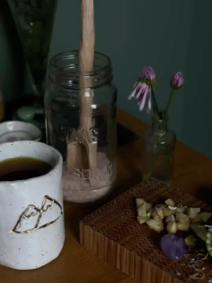 One of my favourite things in the world is a bath. 
It always has been. 

Annnnnnnd, it&rsquo;s become even more of a favourite when I make my own bath soaks with herbs, crystals, spices, and salts. 

It&rsquo;s this magical potion I get to brew in ?