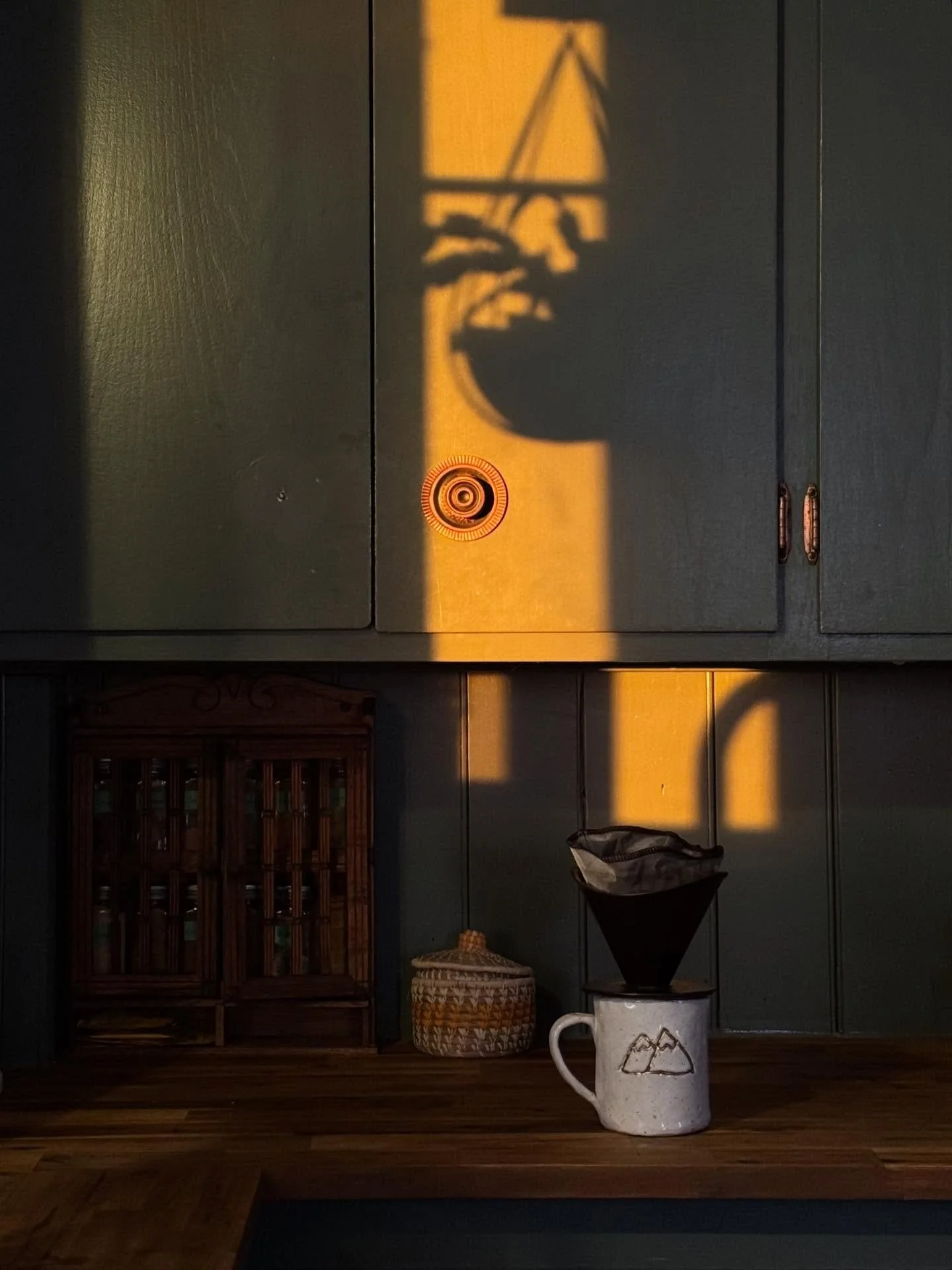 The morning light in my kitchen always has my heart 💛 (even when there&rsquo;s finger prints on the cupboards and it&rsquo;s not perfectly clean lol)

We aren&rsquo;t 100% sure but Henrik suspects our kitchen cabinets were built anytime between the 