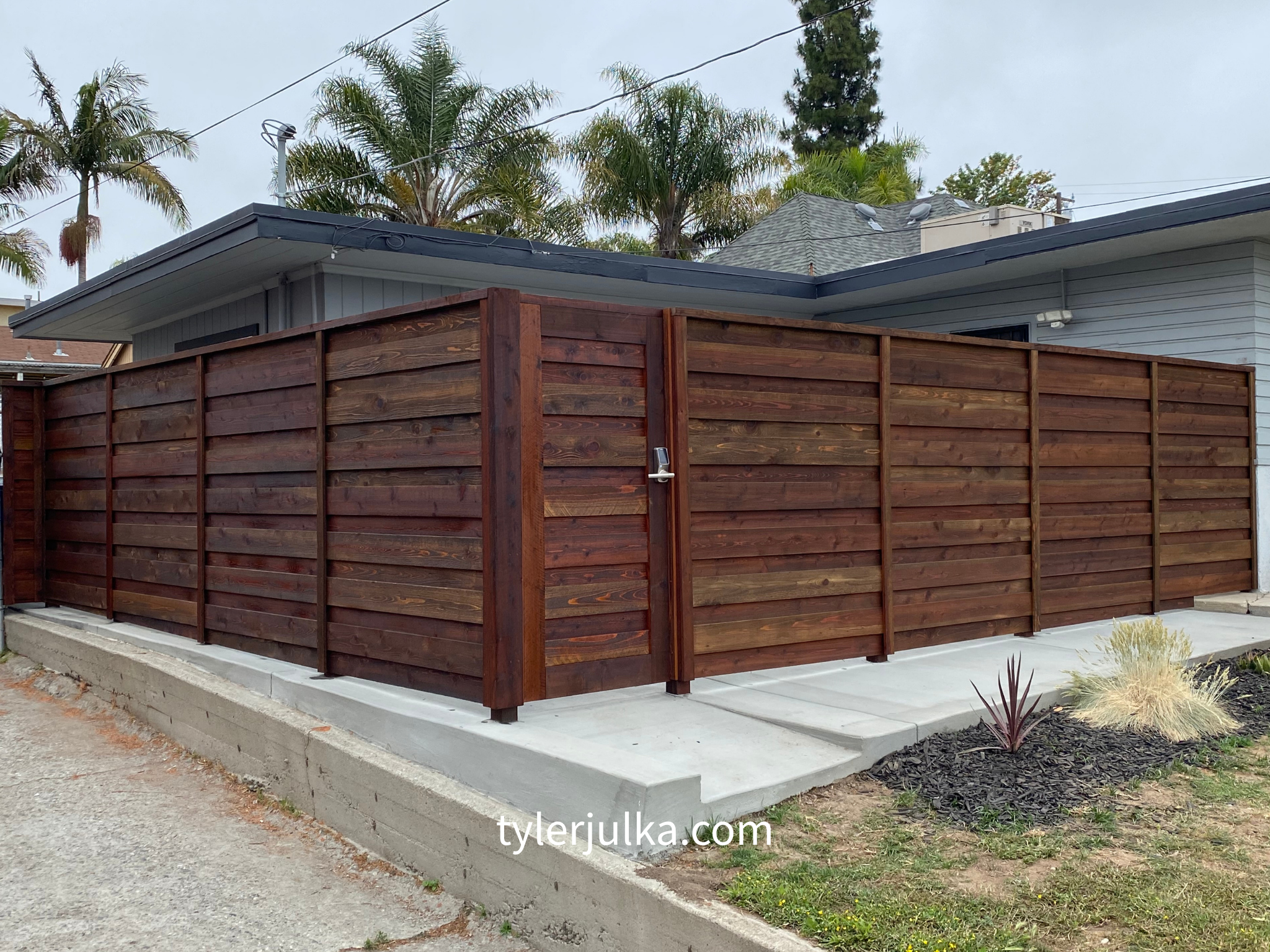 How Much Does a Custom Redwood Fence Cost in Los Angeles?