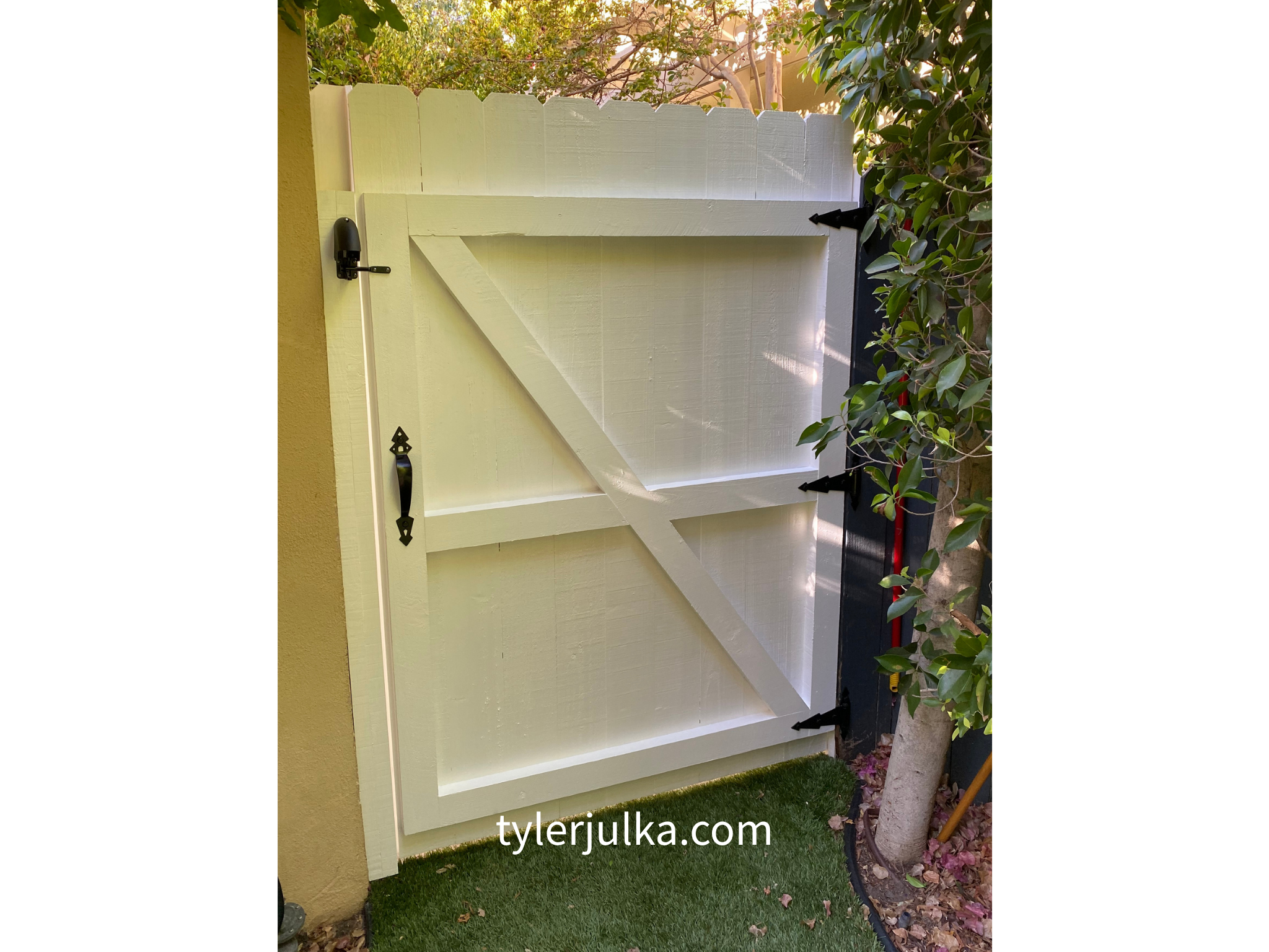 Cedar | Dog-Ear Side Gate — Sherman Oaks