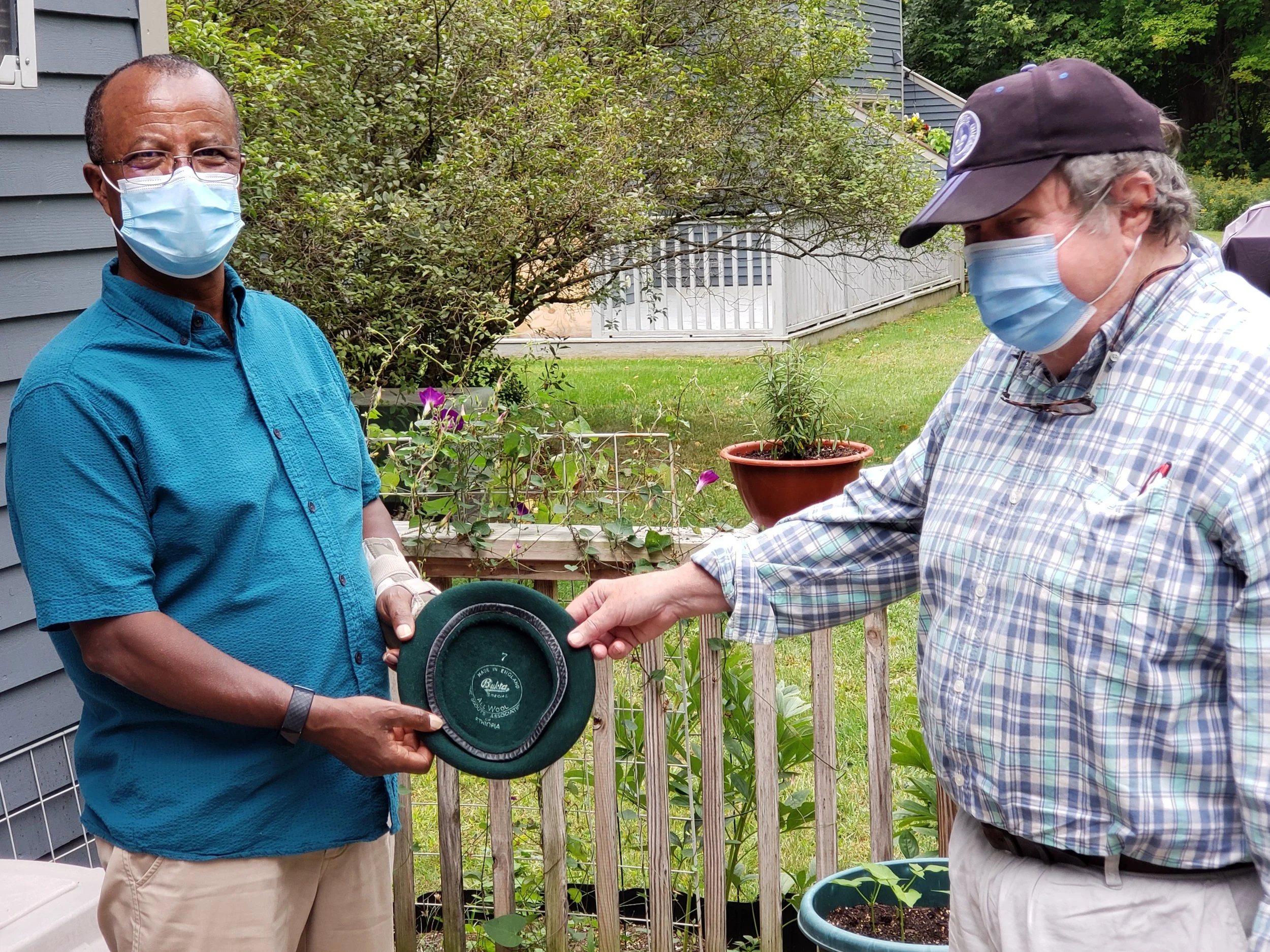 ዳን ችሎዝ ና ነገሠ - ቦይስኮኡት ቆብ.jpg