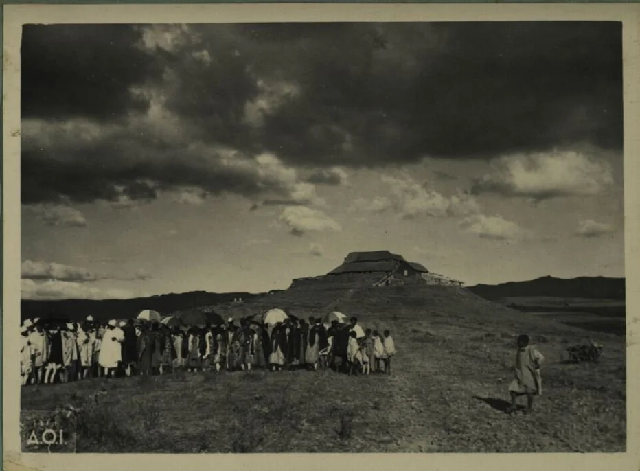 የጣሊያኑ ገዢ ዳኦስታ በቆጂን በጎበኘበት ወቅት የተደረገለት አቅርባበል። 1932/1933 ዓም አካባቢ
https://youtu.be/cGq1kOf5R2o