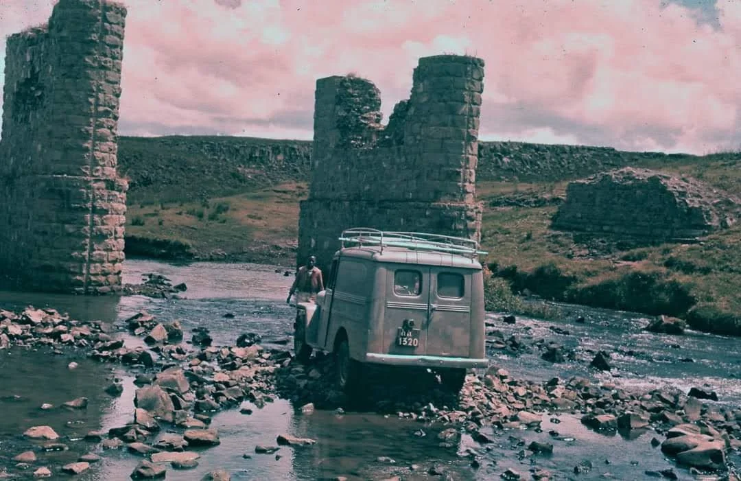 ጣሊያን አሸበቃ ወንዝ ላይ ራሱ የሠራውን ድልድይ አፍርሶት ሸሸ። 