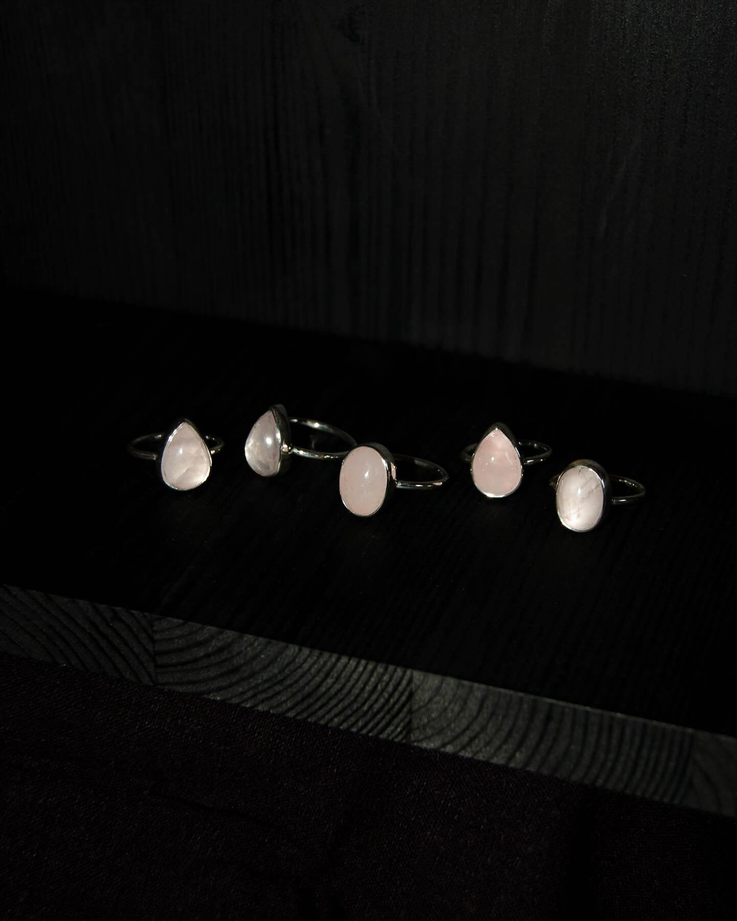 these beautiful pink ladies 🌸 cuarzo rosa y plata de ley es siempre una combinaci&oacute;n exitosa &iquest;qu&eacute; opin&aacute;is? ya est&aacute;n subidos a la web y &iexcl;pr&oacute;ximamente en los mejores markets! &iexcl;escr&iacute;beme si ti