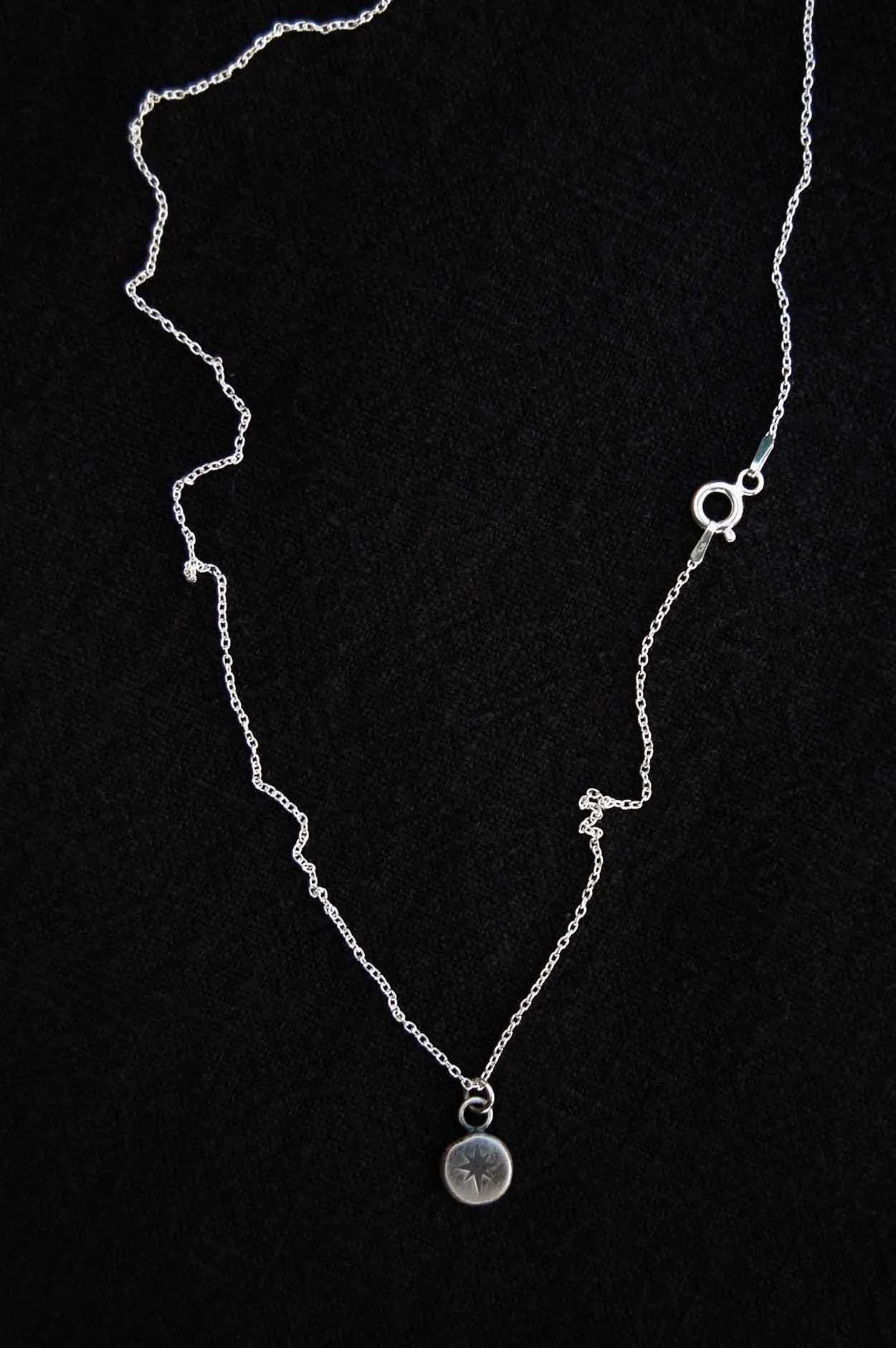 collar con medallón estrella norte