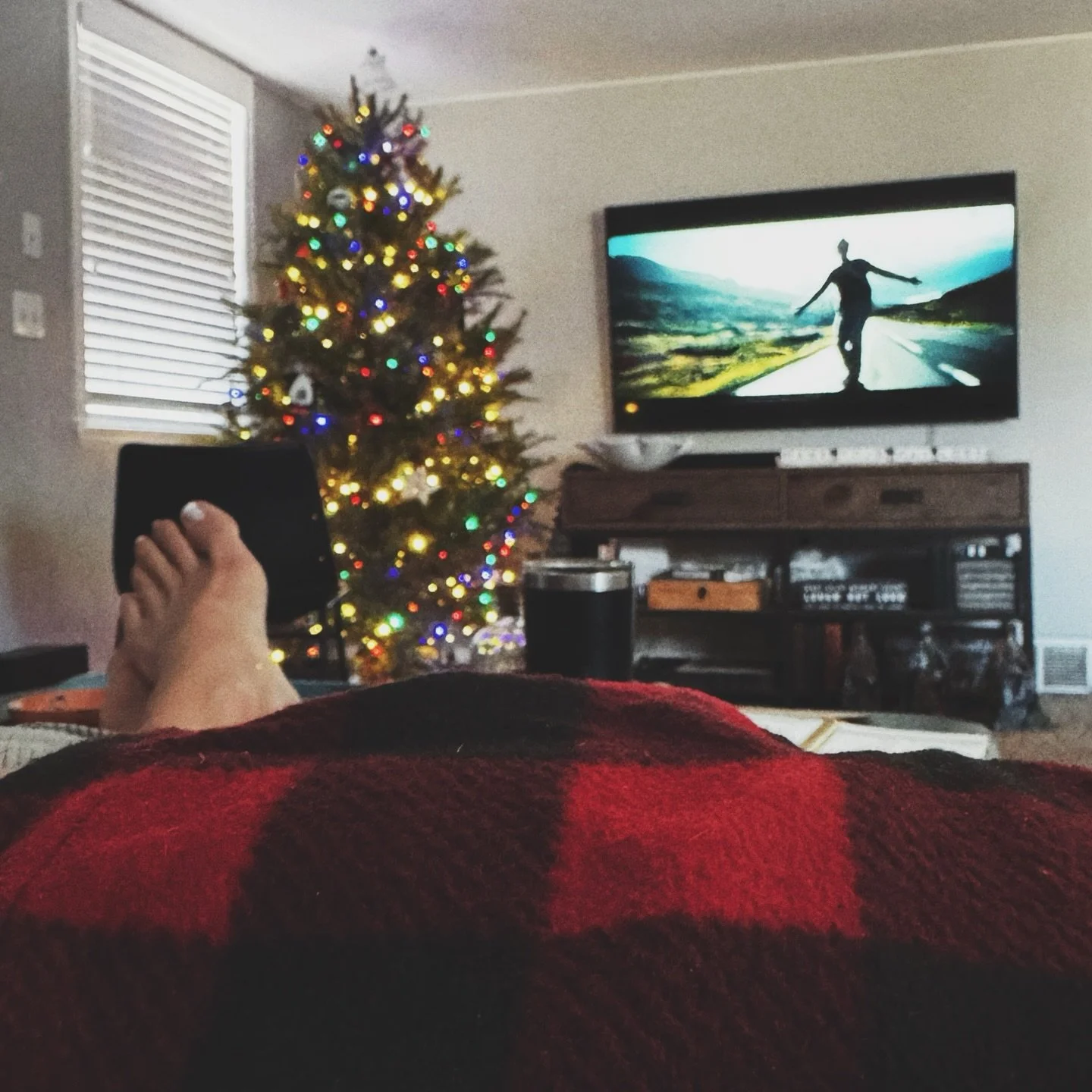 2/365
Chillaxin&rsquo; with my boy while he&rsquo;s still home! &hearts;️ watchin&rsquo; one of our absolute faves - The Secret Life of Walter Mitty.