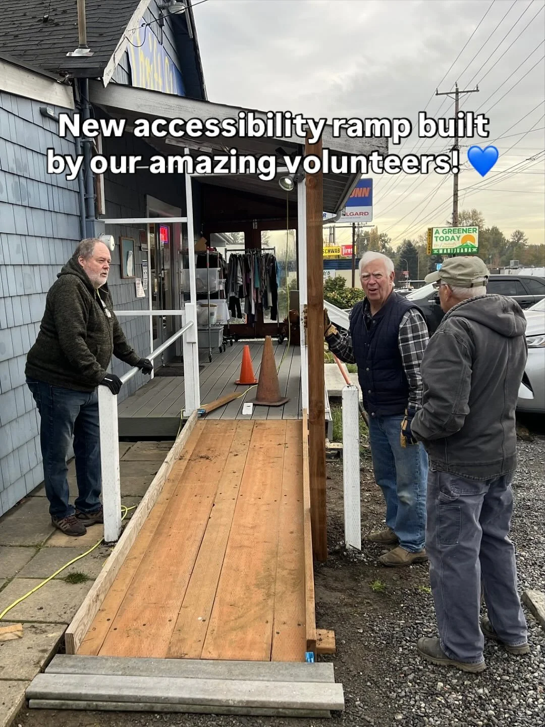 Didn&rsquo;t our volunteers do an incredible job?! 🤩 This is our Bothell thrift store off of Bothell-Everett Highway! 

Our nonprofit thrift stores draw thrifters of all ages from the Greater Seattle area. 🛒 

We 💙 our Helping Hands community! Vis
