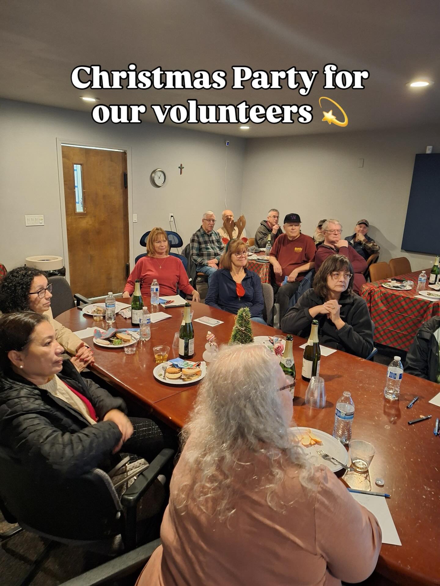 Helping Hands couldn&rsquo;t serve families &amp; individuals in need without the hard work of our amazing volunteers 🫶🏻

💙 Our volunteers generously offer their time and skills to organize, sort, fix, decorate, and more!

THANK YOU to our wonderf