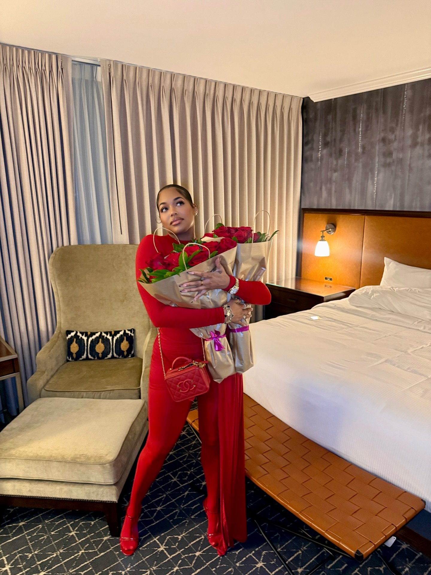 I&rsquo;d rather be in love&hearts;️🌹 {I think Red is my new color} 

#LoversSZN