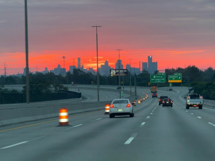 That early Detroit skyline 🏙️ 😍