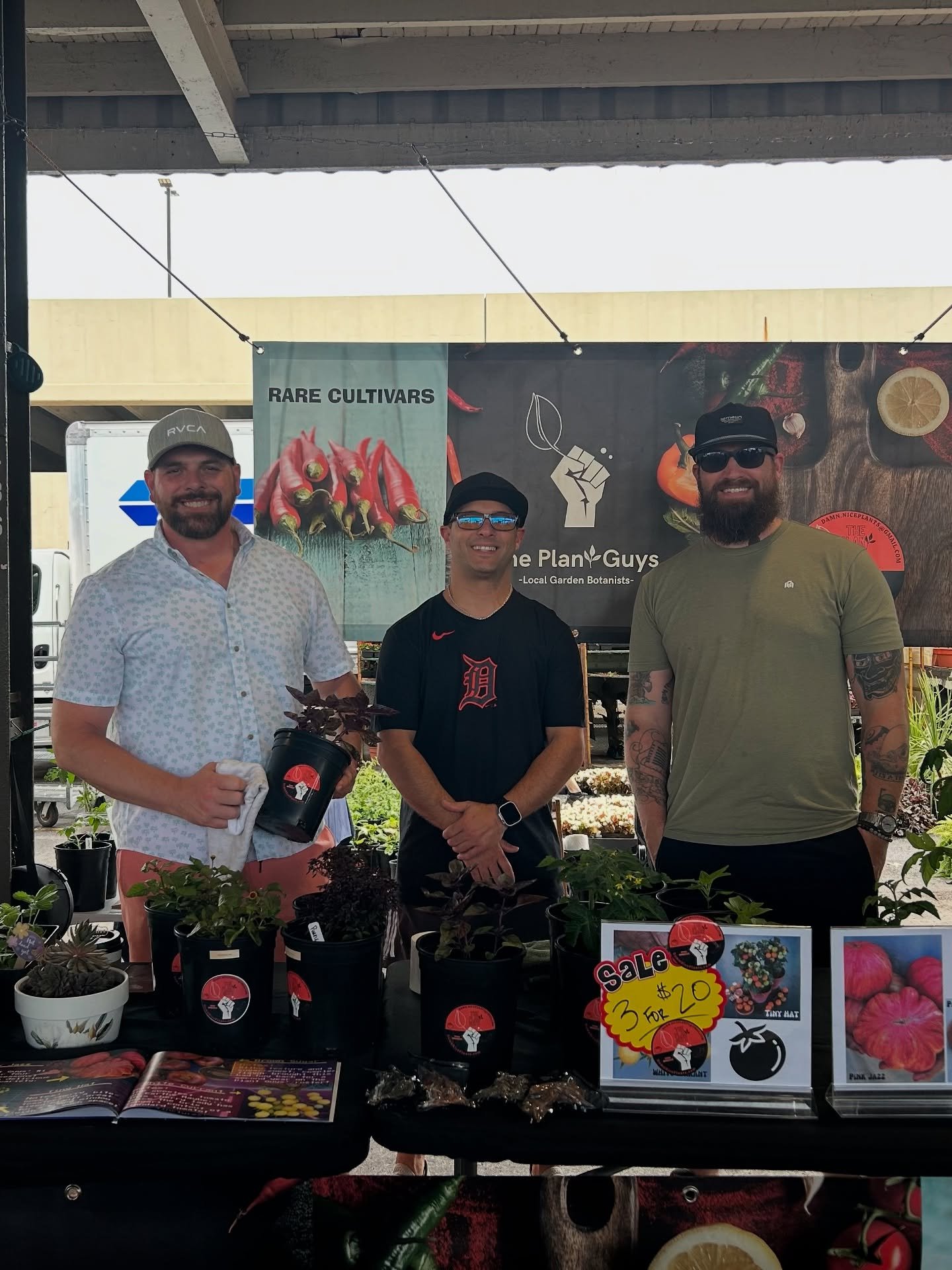 Special visit from the Plant Homies™️ last Saturday @easternmarket stay ‘til the end for an exclusive look at the three-legged good boy that melted my plant heart 👨🏻‍🌾 🪴 ♥️
