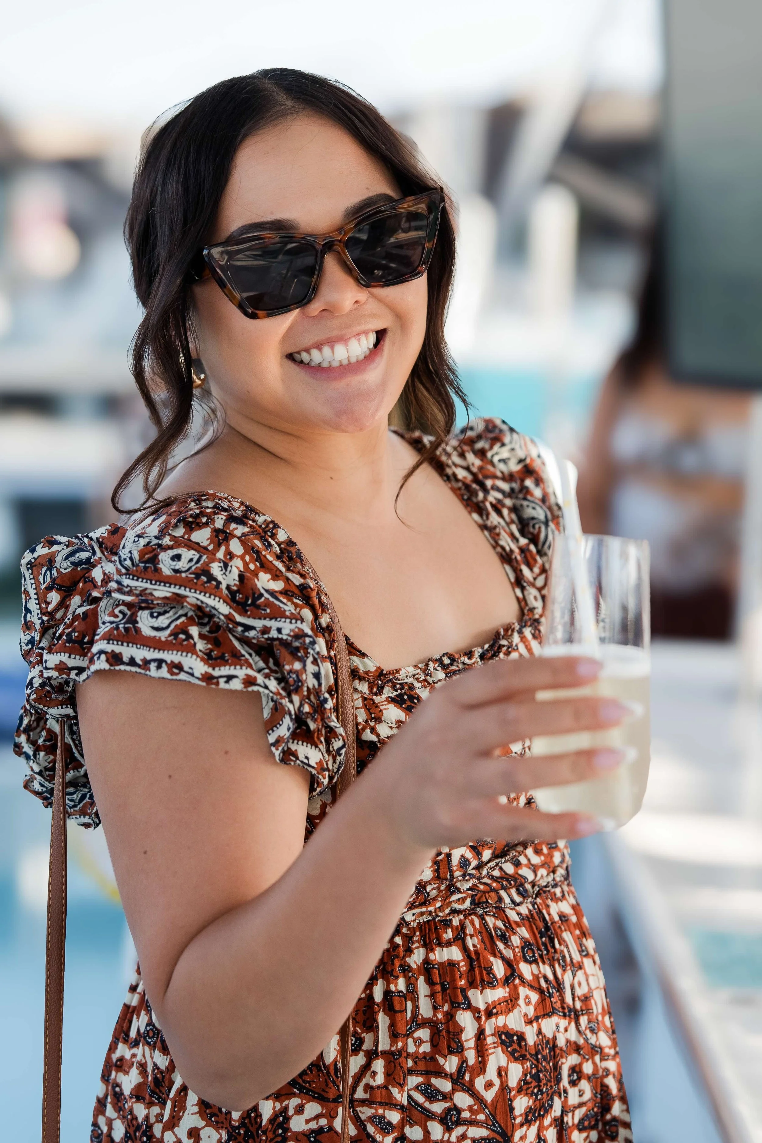 happy-guest-champagne
